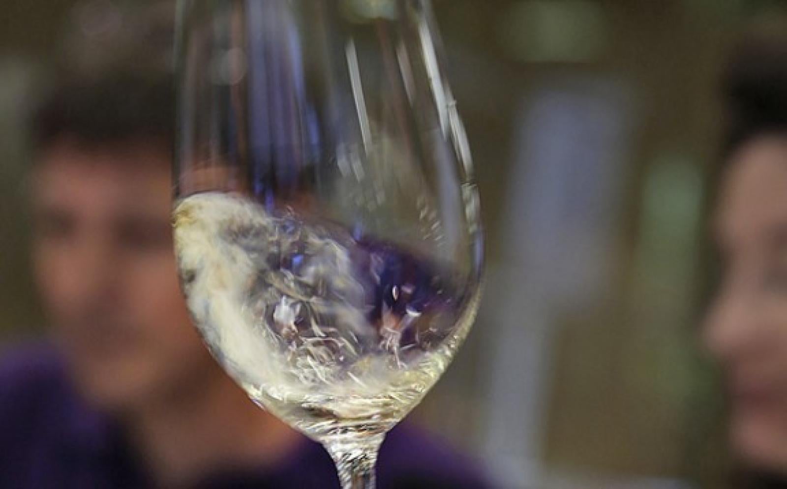 Imagen de una copa de vino durante una degustación