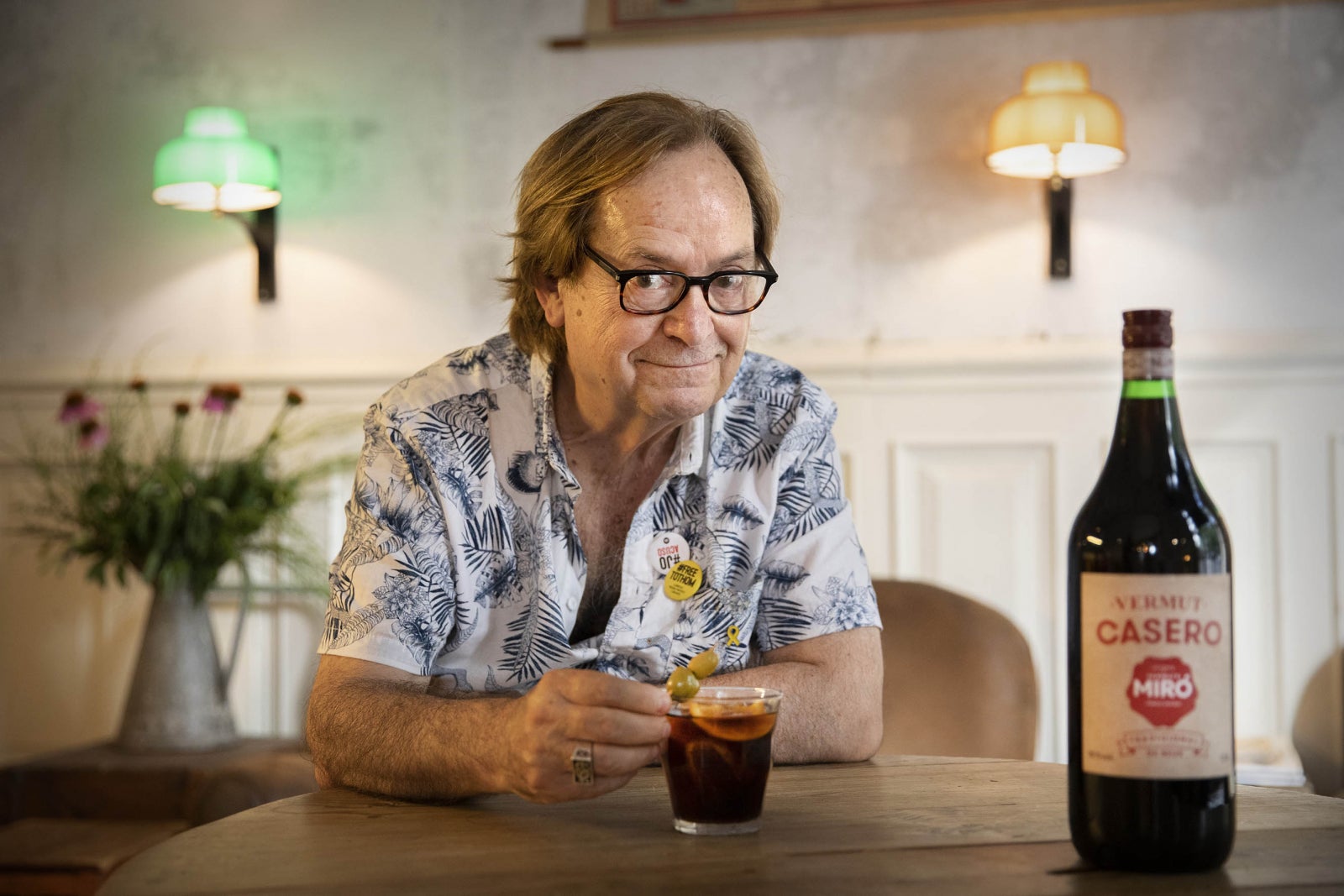 Ventura Pons, fa un vermut Miró amb el Tot Barcelona