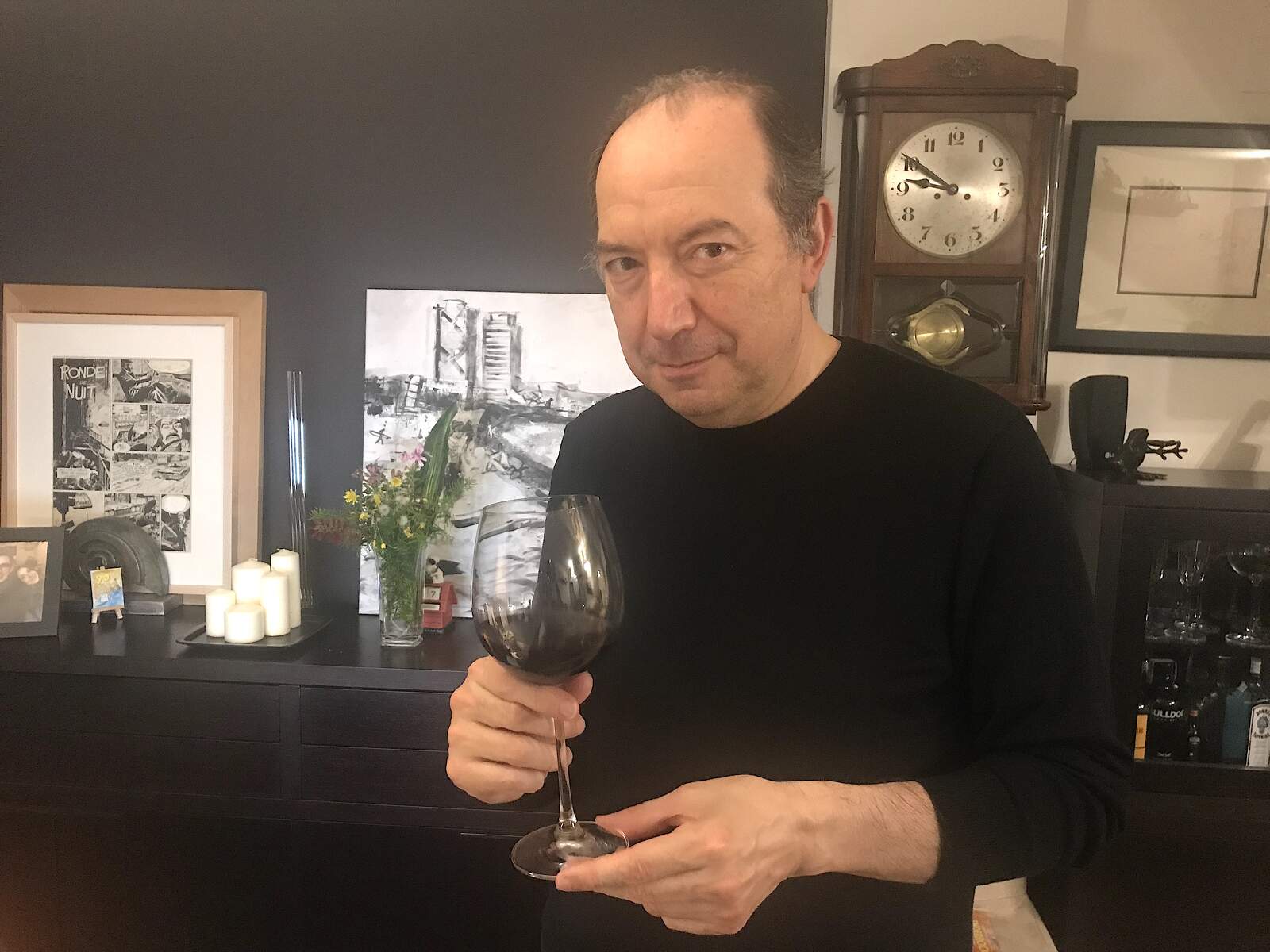 Vicent Sanchis, amb una copa de vi de la DO Catalunya per a l'entrevista del TOT Barcelona