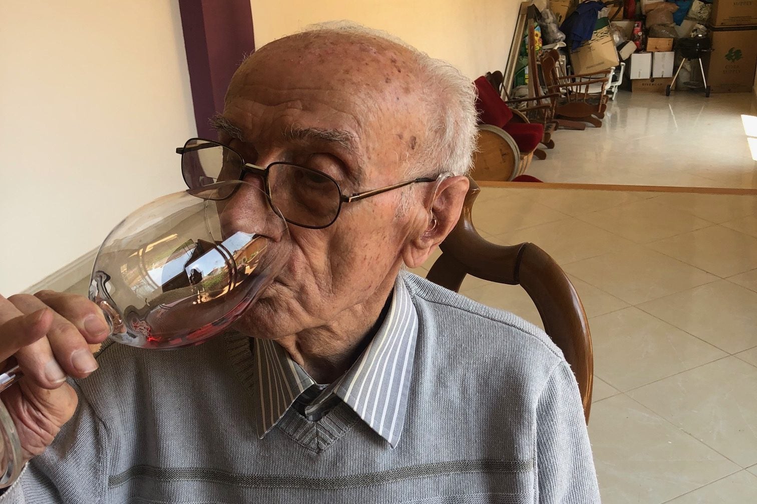 Joan Piñol prenent una copa dels seus vins | Celler Piñol