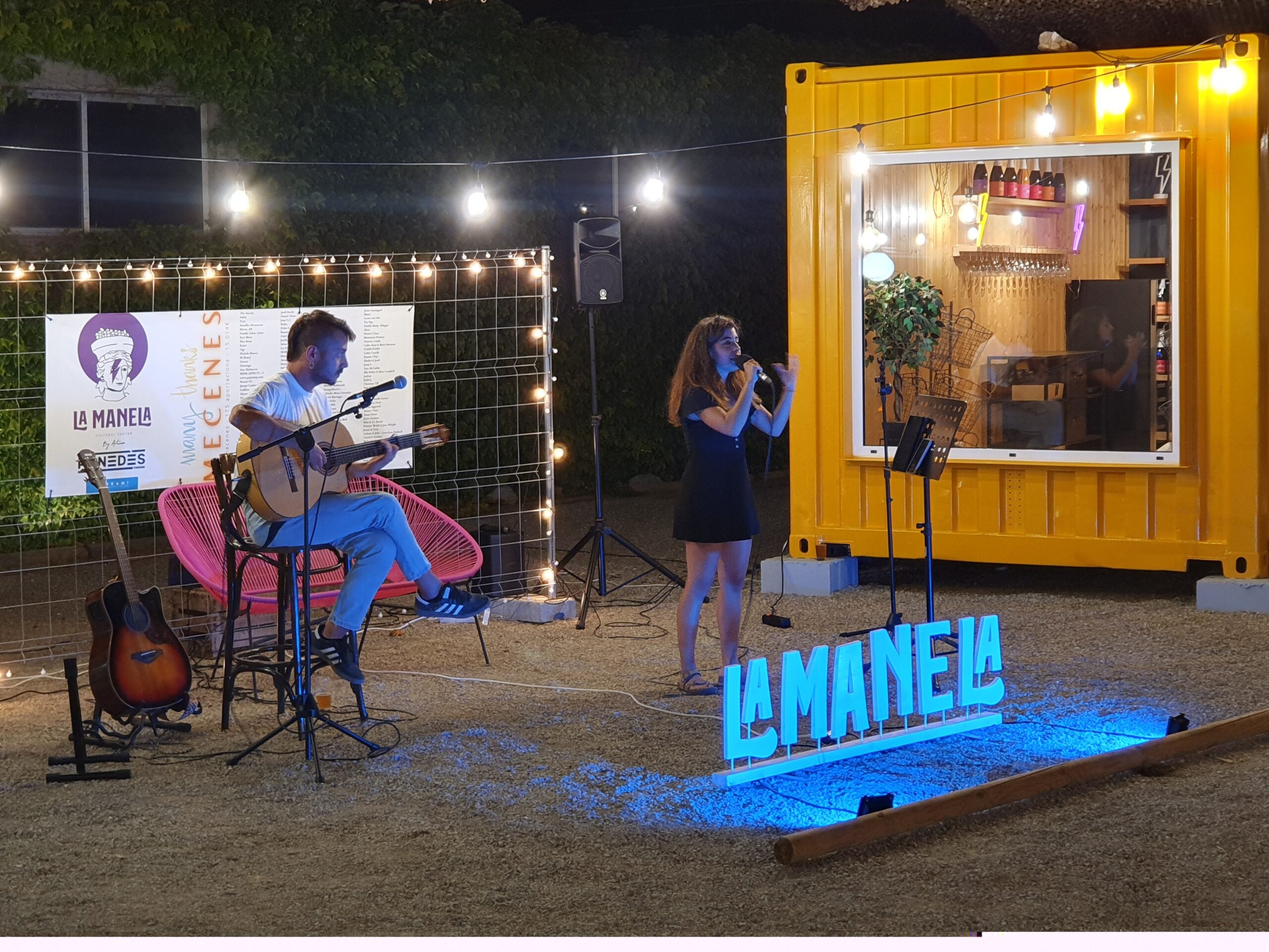 Actuació en directe durant la inauguració de La Manela | Art Cava