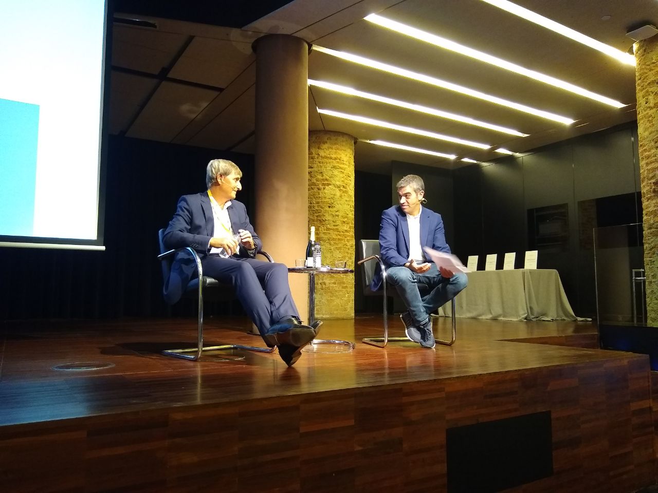 El president de la DO Cava, Javier Pagés, i el sommelier Ferran Centelles, durant la presentació de la nova zonificació de la DO Cava | A.S.