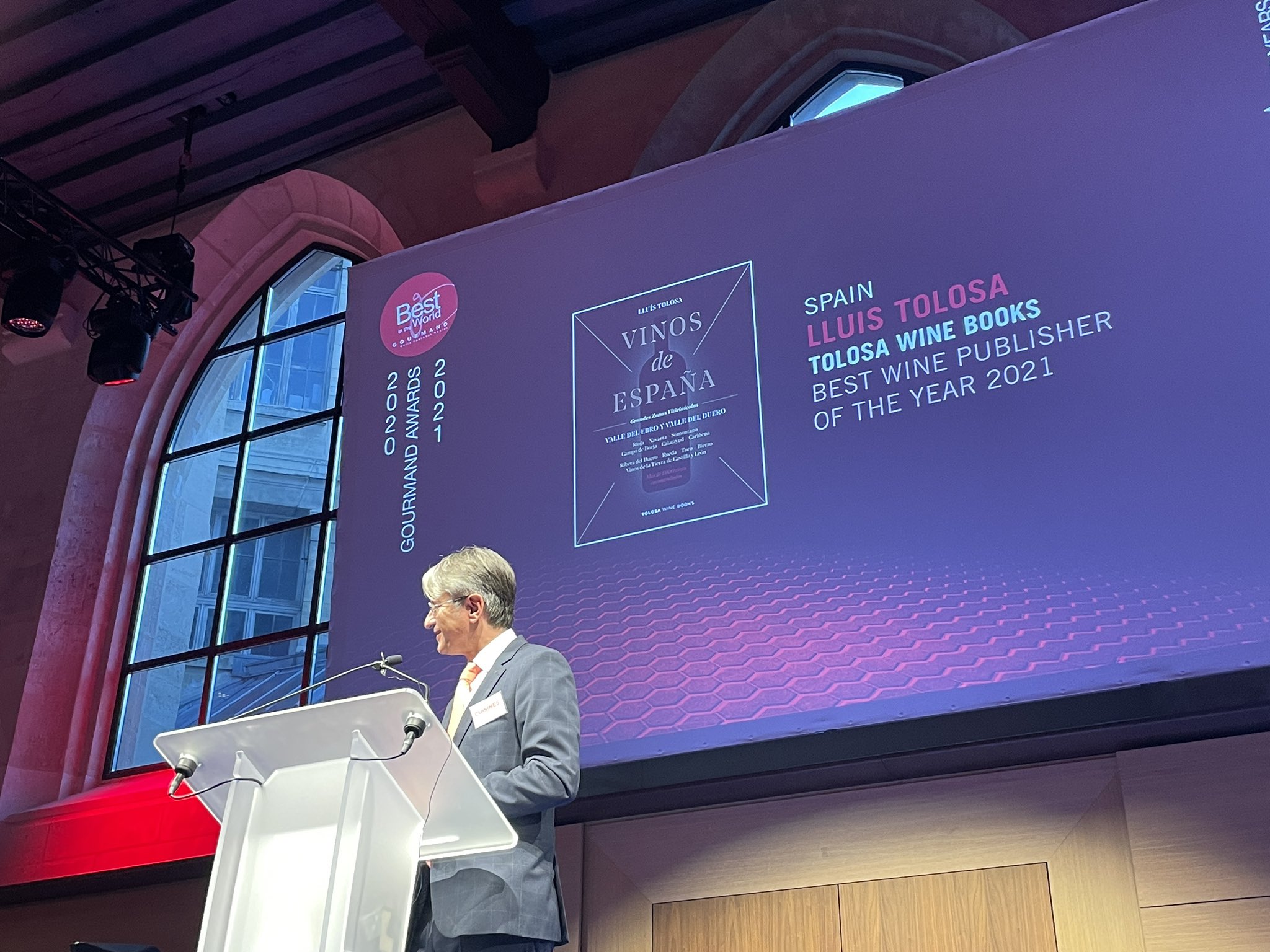 Lluís Tolosa recollint el seu Gourmand World Award 2021 | Lluís Tolosa / Twitter