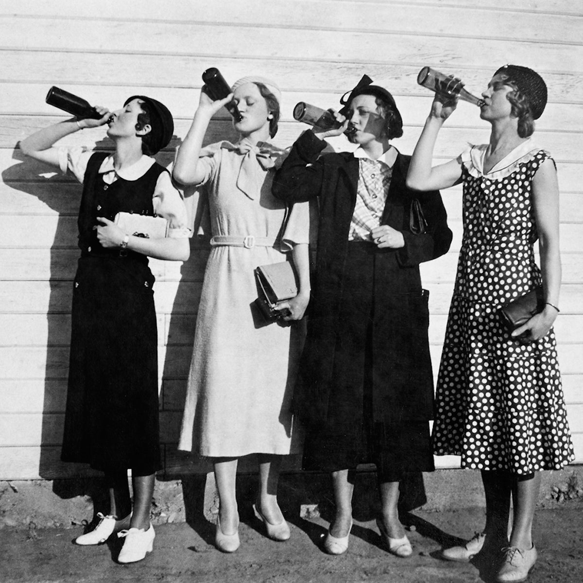 Dones bevent ampolla de vi, anys 20' © Kirn Vintage Stock/Corbis 