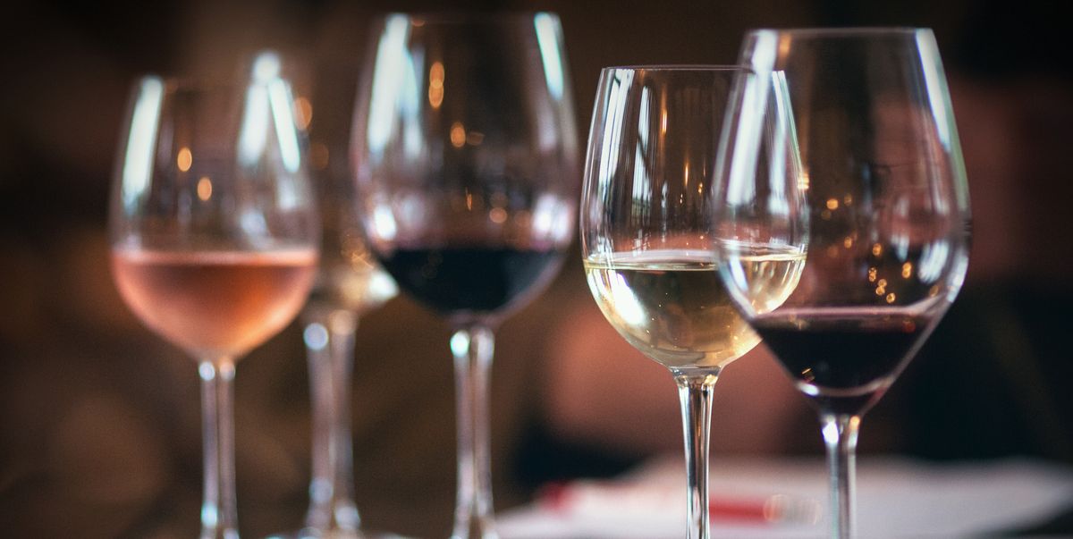 La mida de les copes pot tenir una influència important en la quantitat de vi que bevem