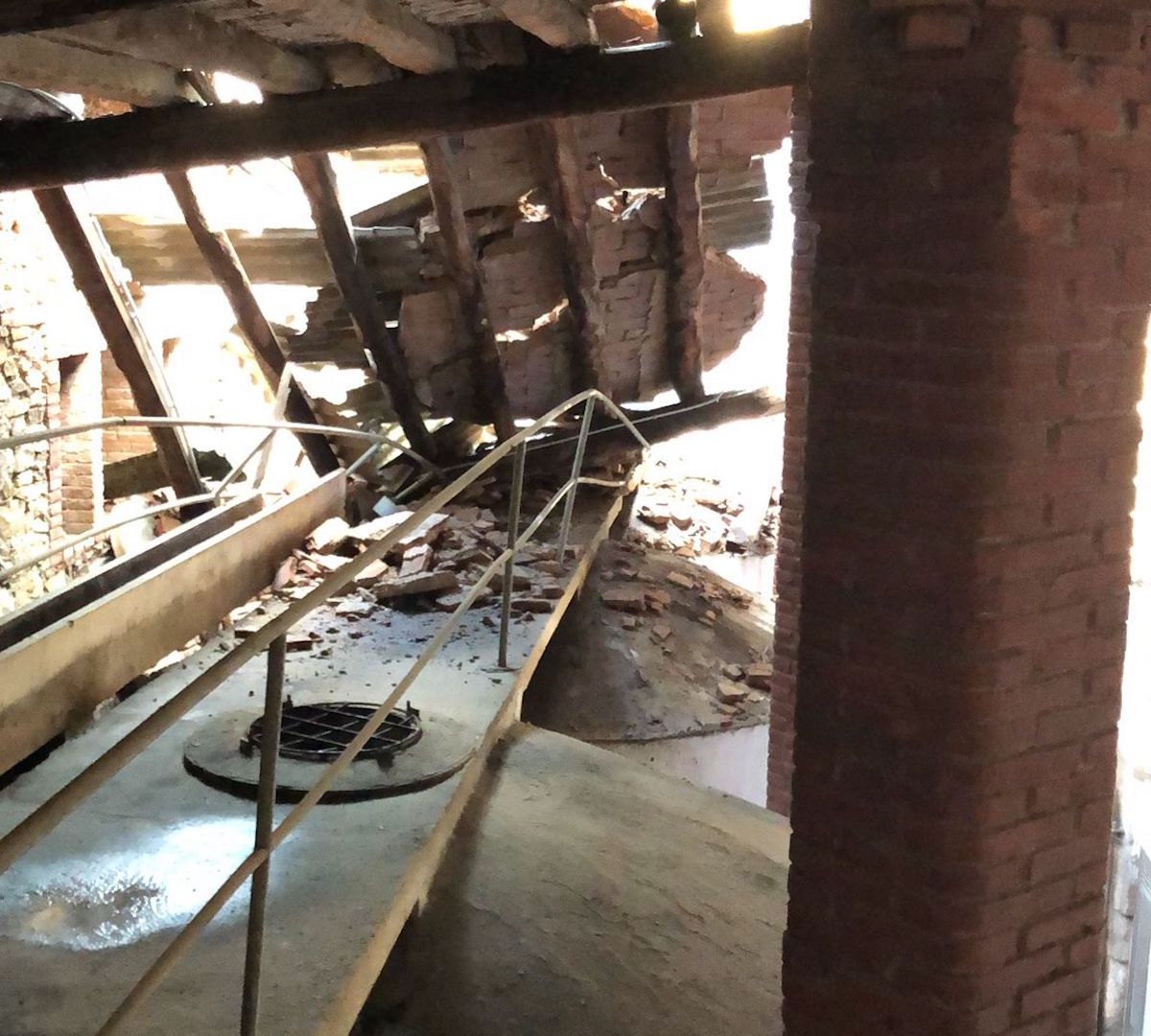 Les destrosses a la teulada de l'edifici | Foto: Succés Vinícola 