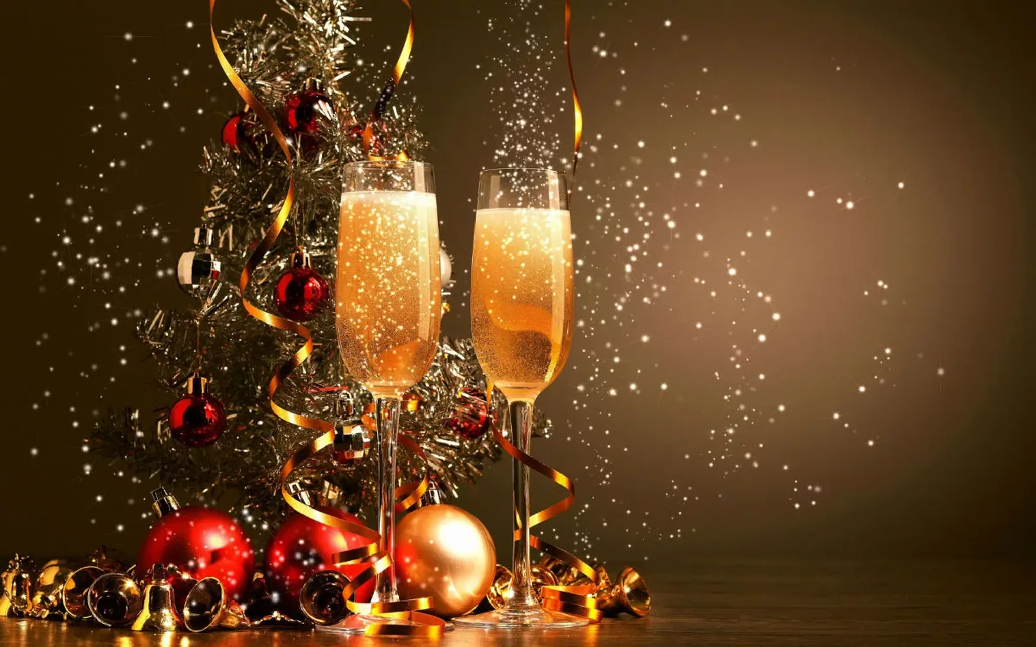 Els vins acostumen a acompanyar les taules en dies festius | Foto: Unsplash 