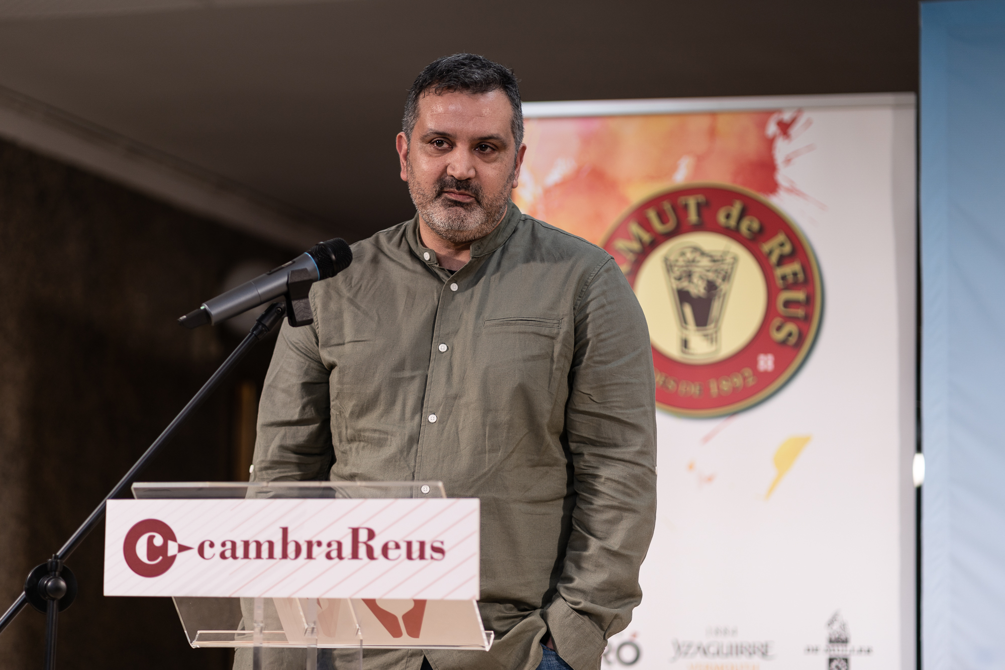 Adrià Franco, propietari de Lo Racó del Vermutenc, en el moment de recollir el guardó a millor vermuteria dels Premis Vinari 2023 | Mireia Comas