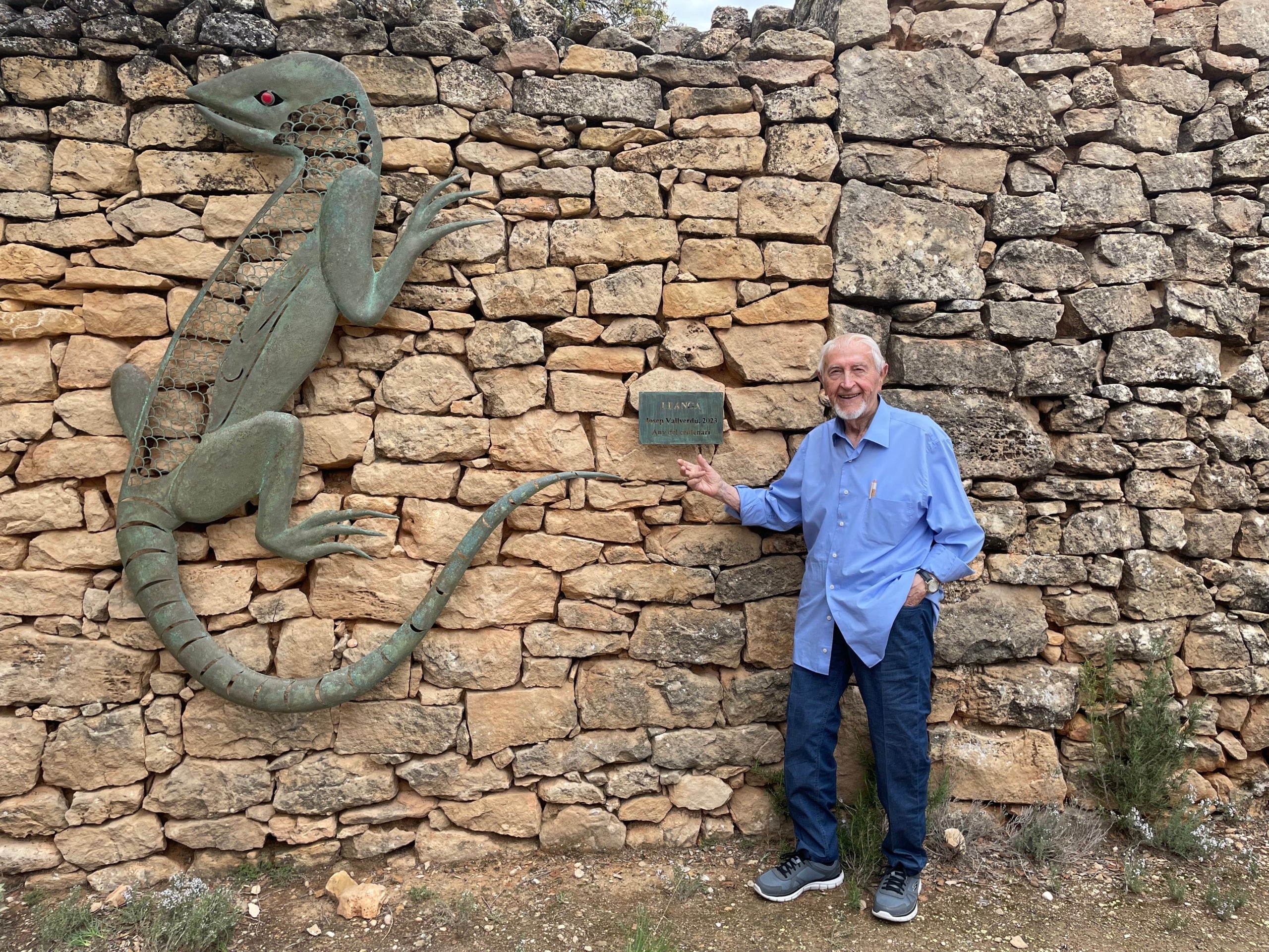 Josep Vallverdú, davant la nova escultura de La Vinya dels Artistes | Foto: Rafa Gimena 