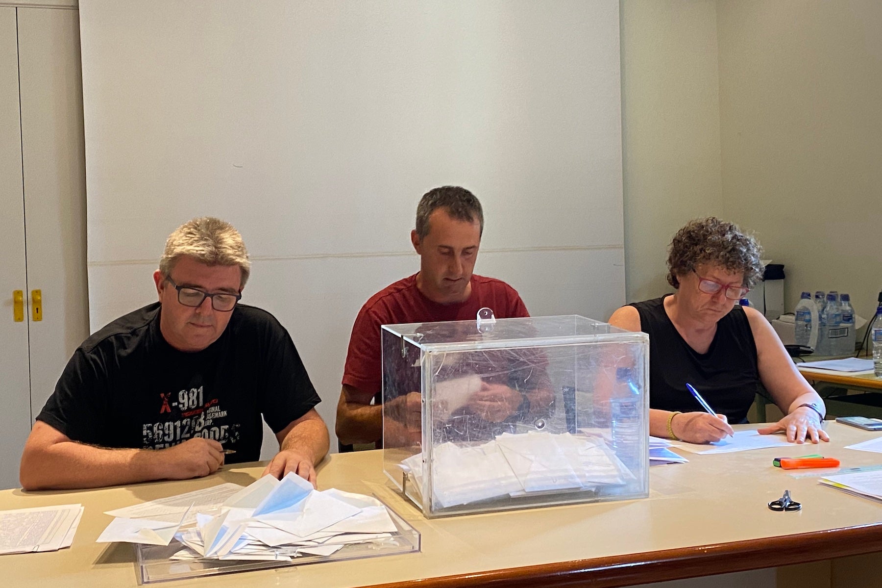 D'esquerra a dreta, Miquel Àngel Villarroya, Ferran Altès i Antònia Aguiló, membres de la mesa de votacions | Foto: E.V. 