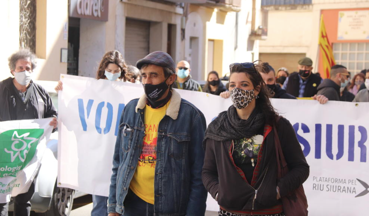Els dos activistes encausats, acompanyats pels seus companys als jutjats de Falset | ACN