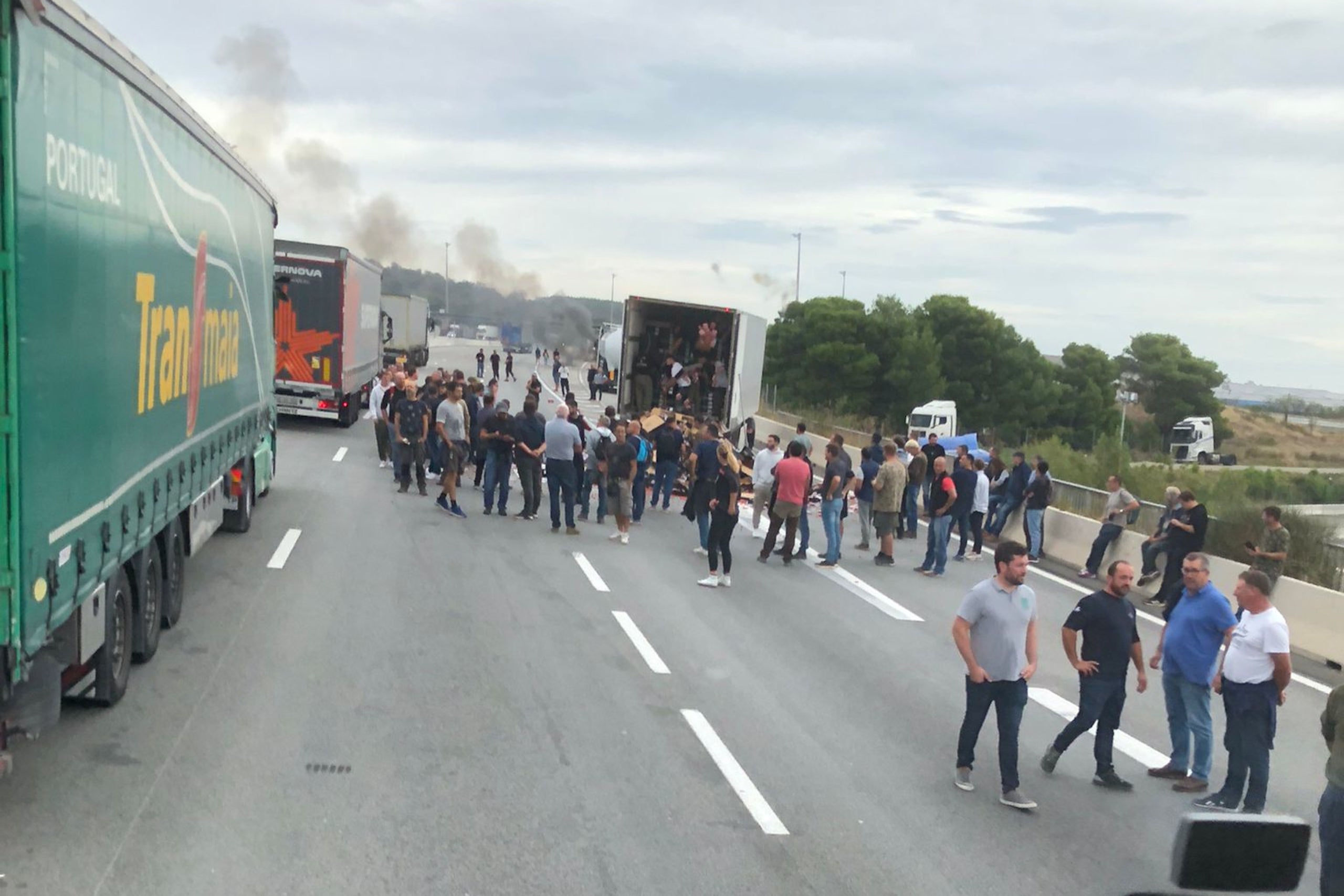 Un dels camions carregats que han aturat i buidat els manifestants al Voló | Foto: Cedida a l'ACN