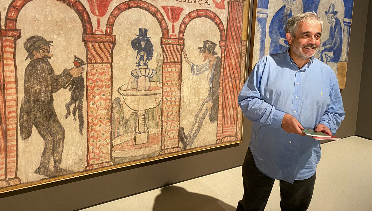 Joan Maria Minguet davant d'una de les pintures de Xavier Nogués que decoraven les parets del celler de les Galeries Laietanes | Albert Salamé / Vibop Edicions