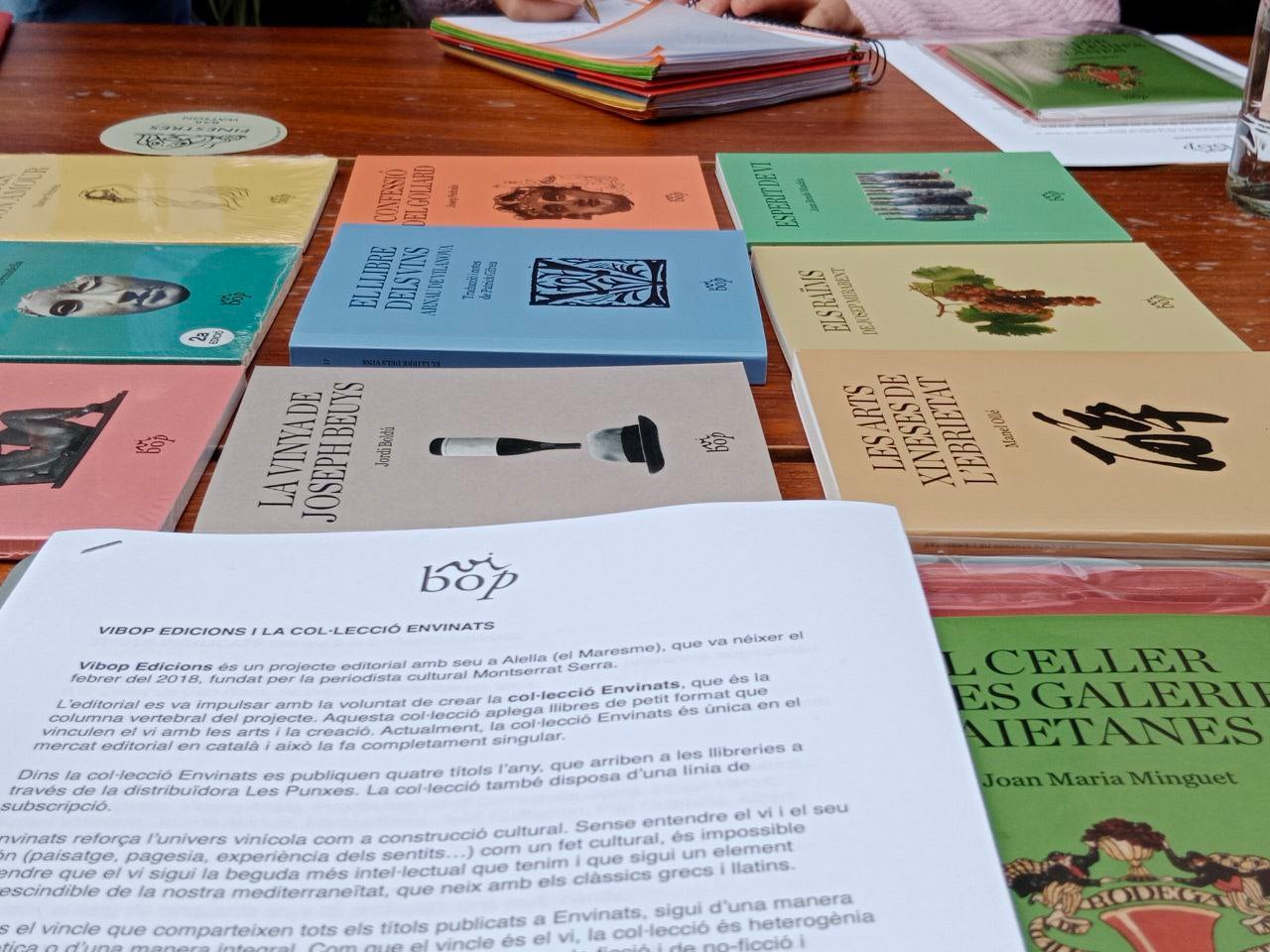 La col·lecció 'Envinats' ja supera els 20 números, amb obres relacionades amb el vi de maneres molt diferents | A.S.