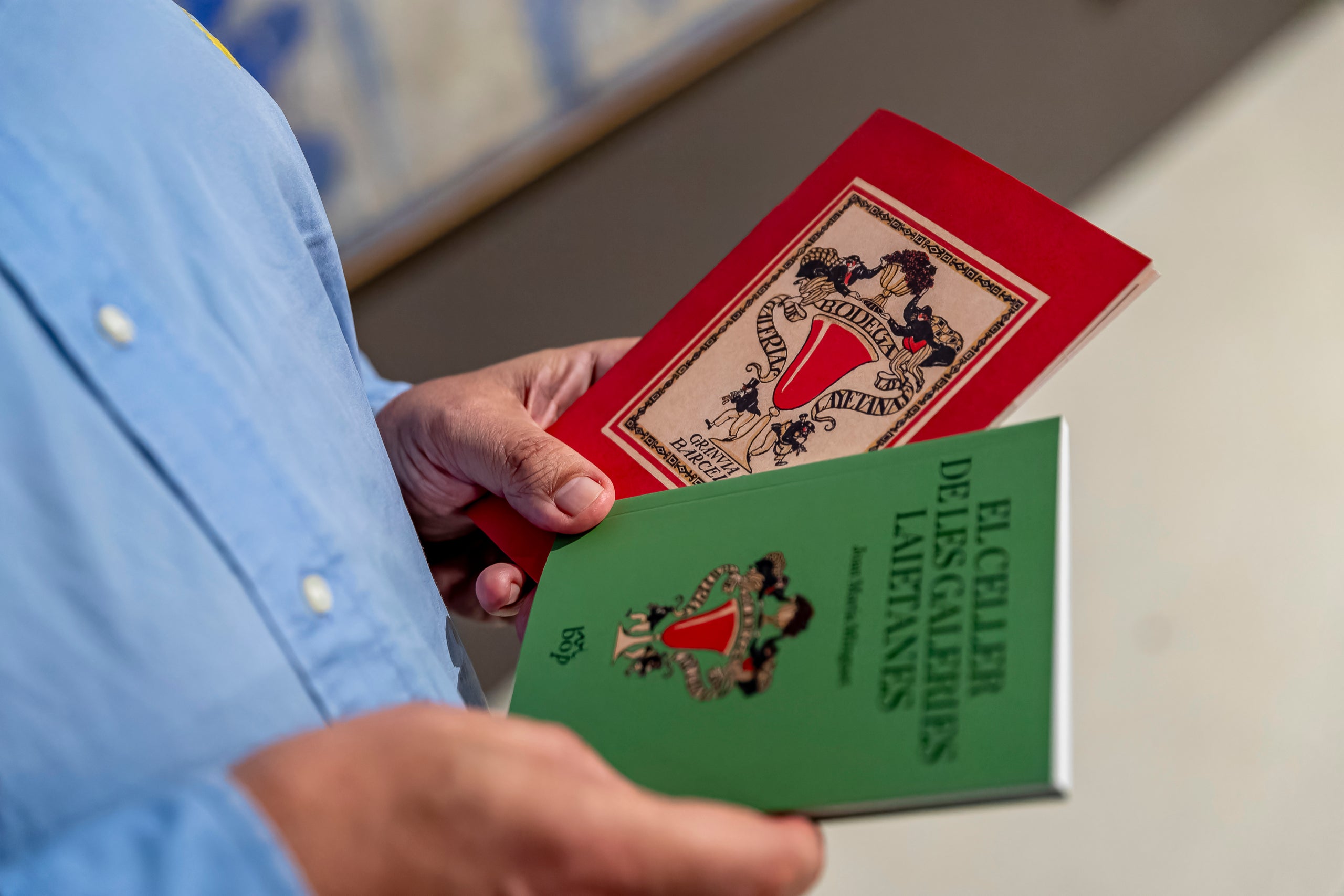 La plaqueta va acompanyada d'una còpia facsímil de la carta del celler, obra de Xavier Nogués | Albert Salamé / Vibop Edicions