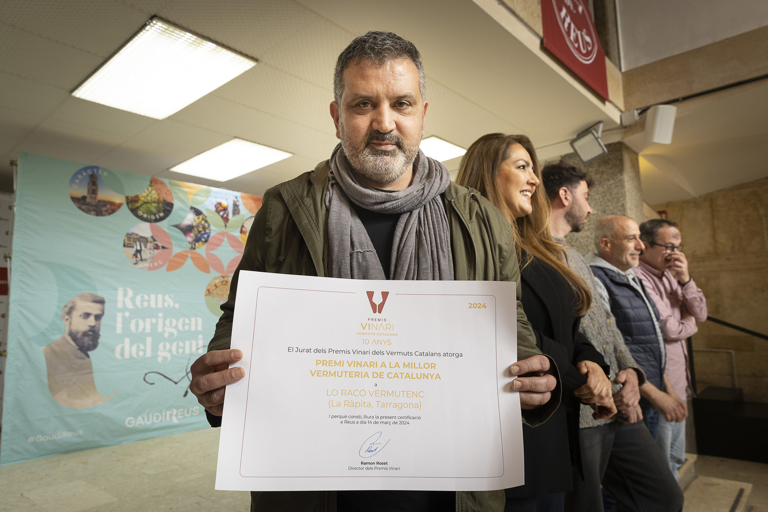 Adrià Franco, amb el diploma que l'acredita com a millor vermuteria de Catalunya 2024 | 
Foto: Jordi Play