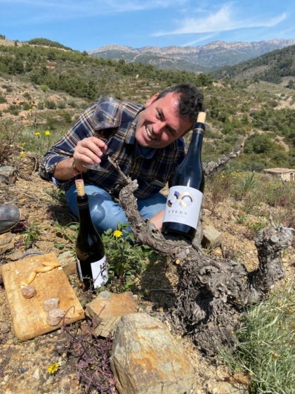 Albert Jané, en las viñas, con una botella de Eterno