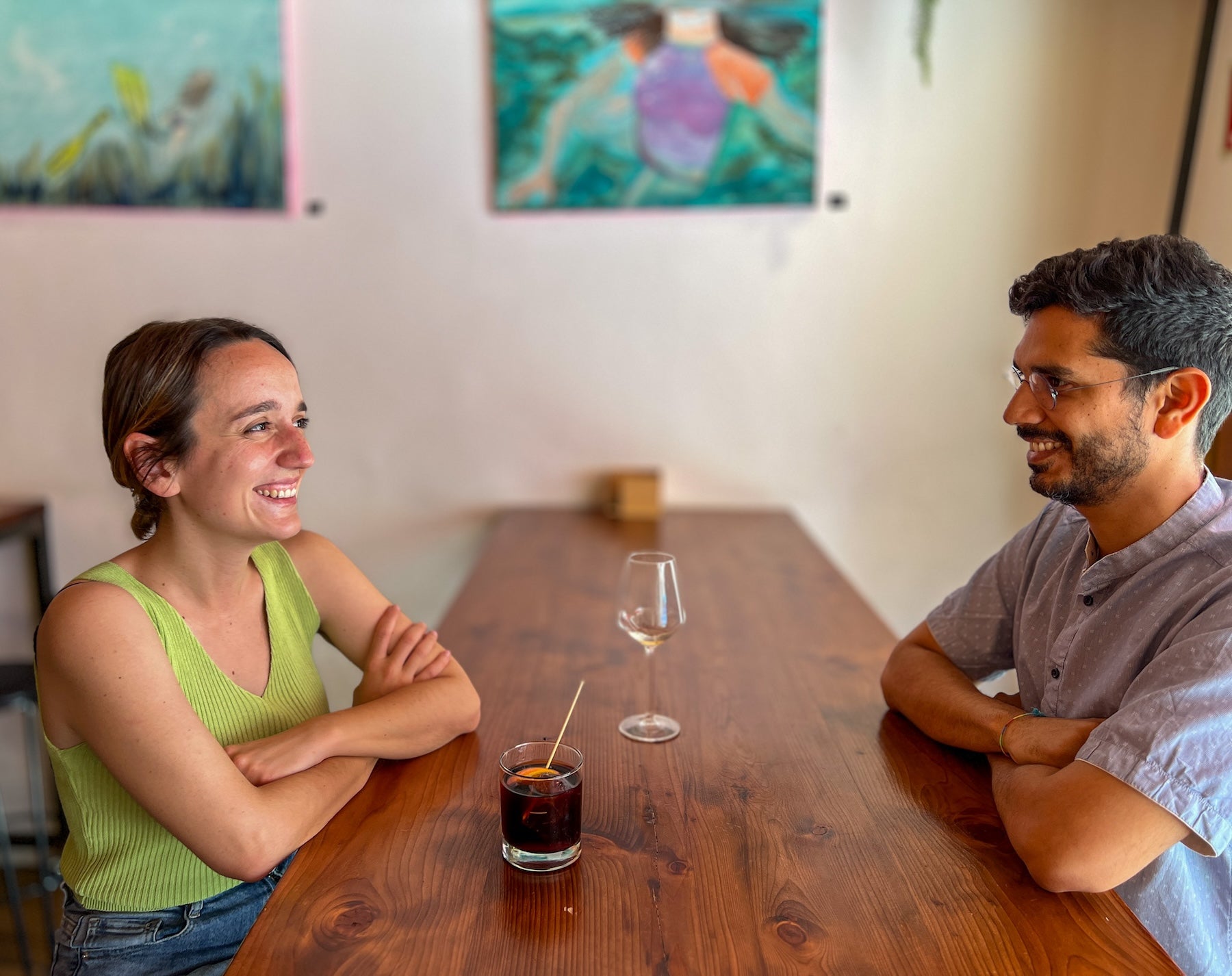 Marta Clot i Mike Cano en una vinateria del Maresme | Foto: Iñigo Somovilla 
