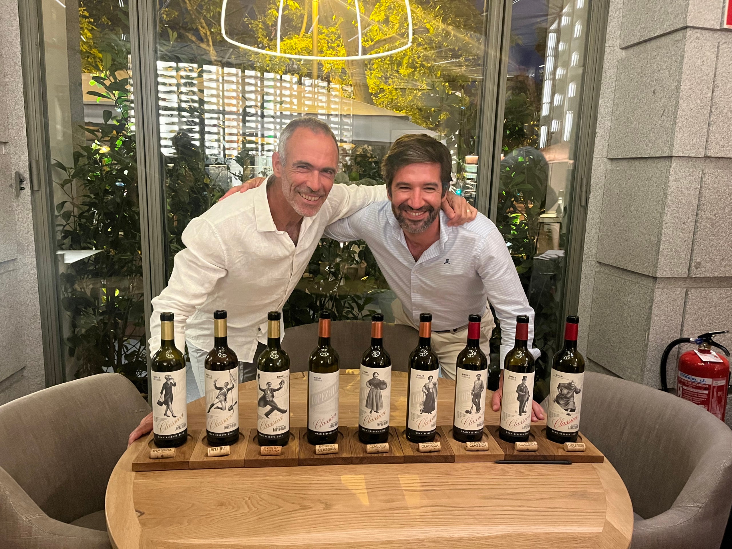 Raul Hacha, Director Tècnic, i Richi Arambarri, CEO de Hacienda López de Haro amb els vins del tast vertical | Foto: R.R. 