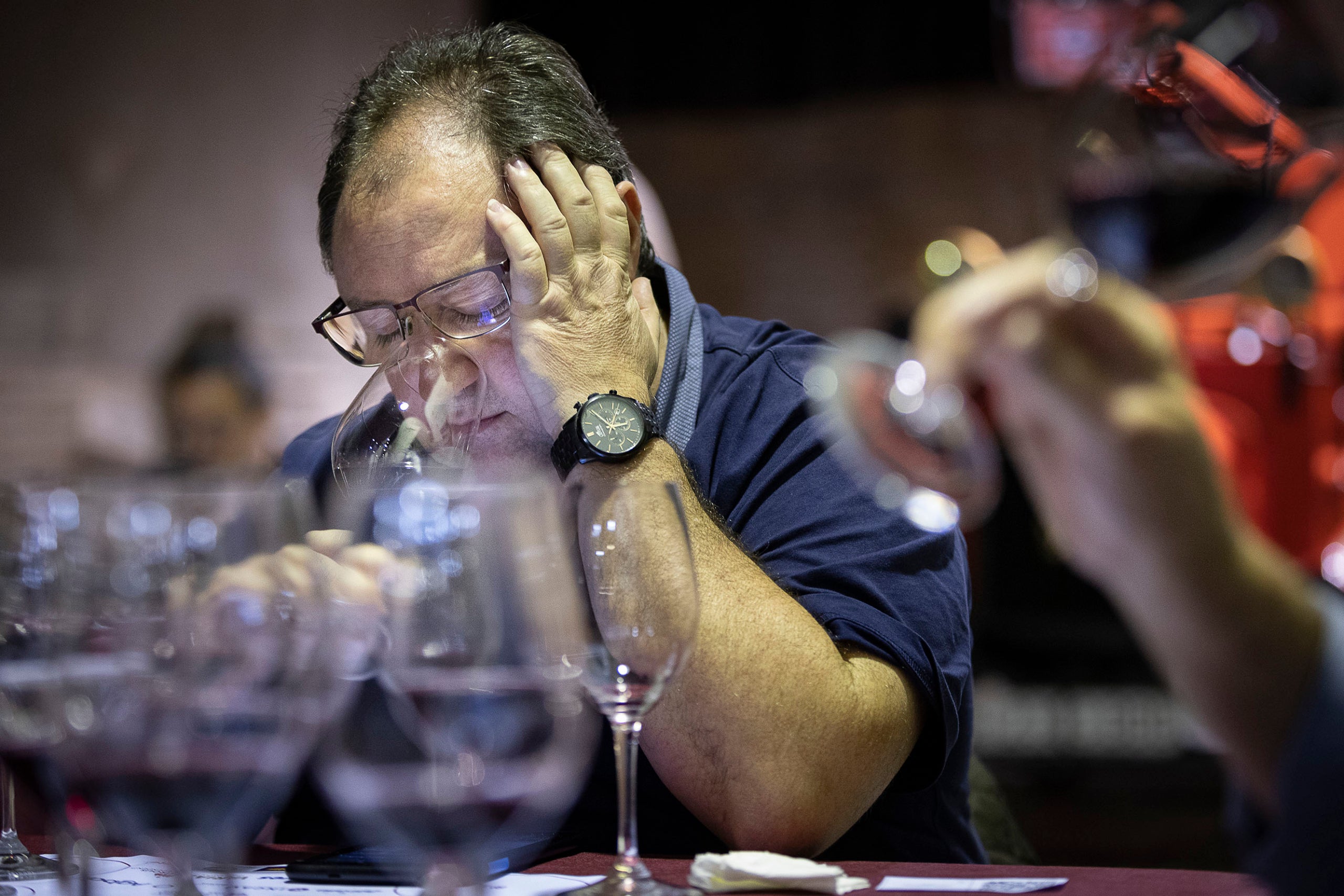 El sommelier Toni Albiol, al tast final dels Vins Joves dels Premis Vinari al Celler cooperatiu de Rubí | Foto: Jordi Play/Vadevi