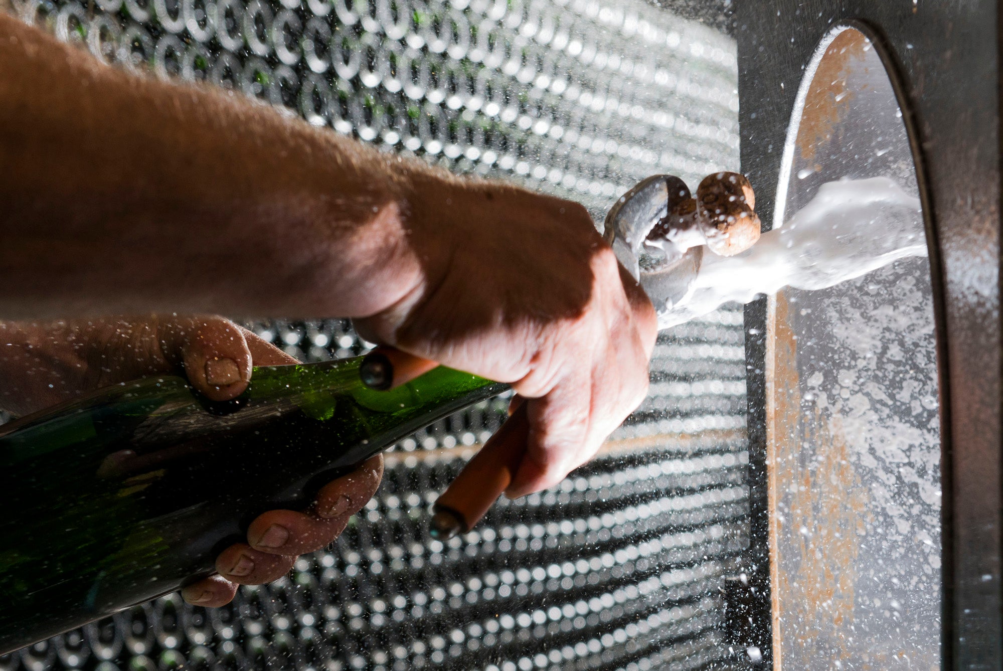 Degorjant una ampolla de vi escumós | Gramona