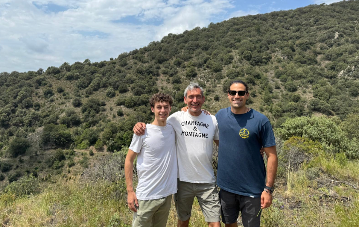 Frank Margenat amb el seu fill Fran Margenat i Carles Muray, enòleg de l’Oller del Mas a la finca | Oller del Mas 