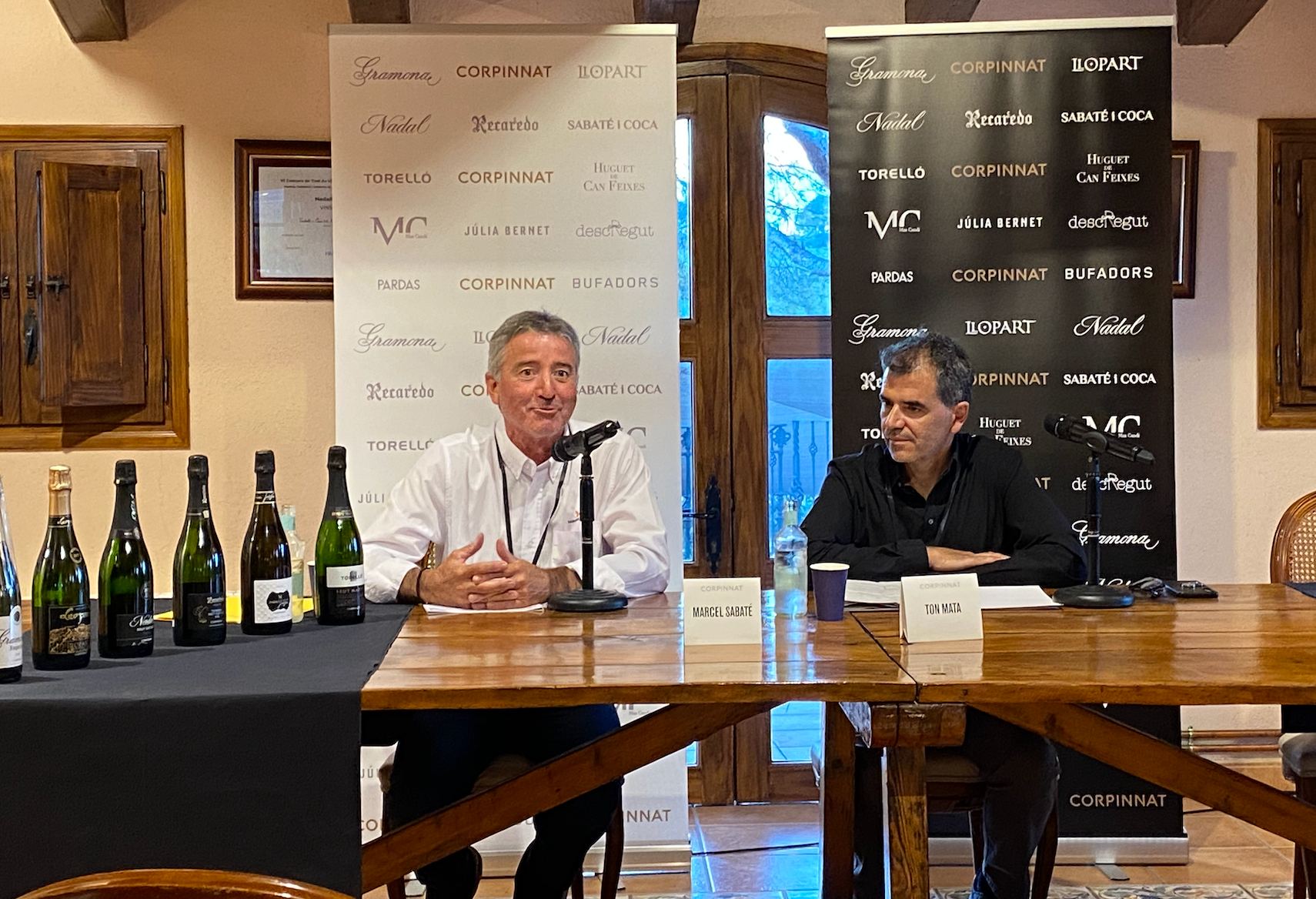 Marcel Sabaté, de Sabaté i Coca, i Ton Mata, de Recaredo i president de Corpinnat, durant la presentació a premsa de les dades de verema 2024 | E.V. 