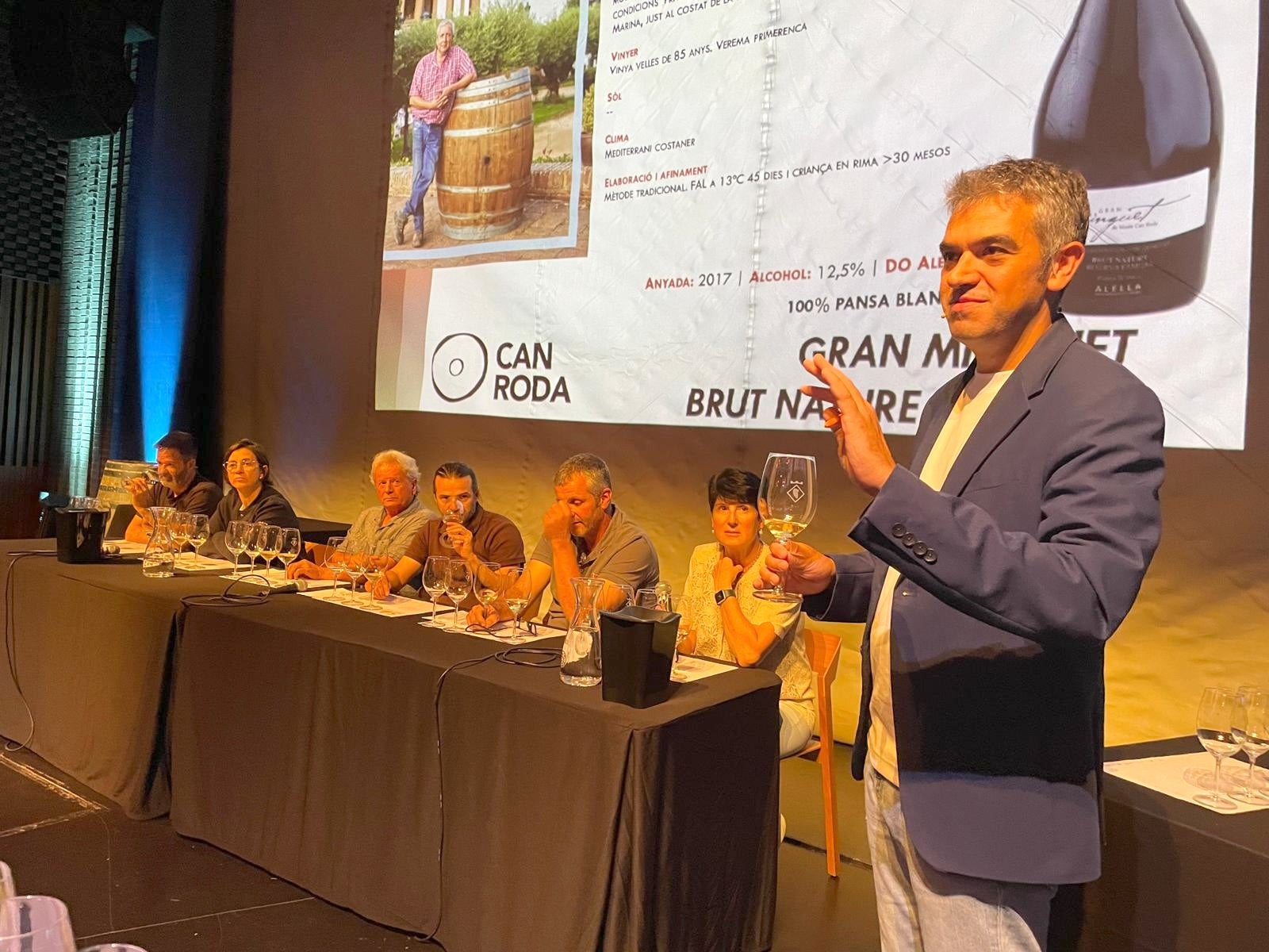 El sommelier Ferran Centelles va guiar una de les activitats de tast de vins | Ò.P.