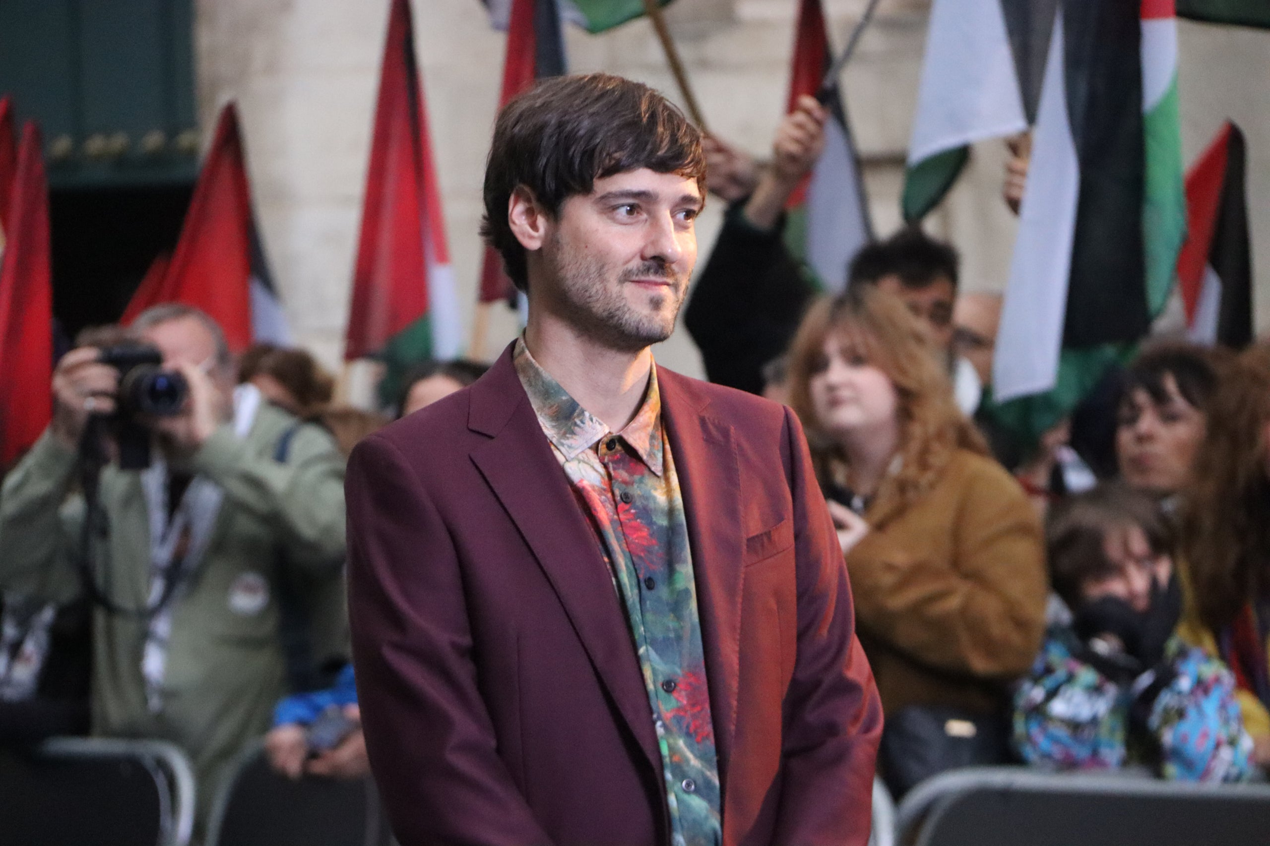 El director de 'Polvo serán', Carles Marques-Marcet, a la catifa vermella de la gala inaugural de la Seminci de Valladolid / Eli Don
