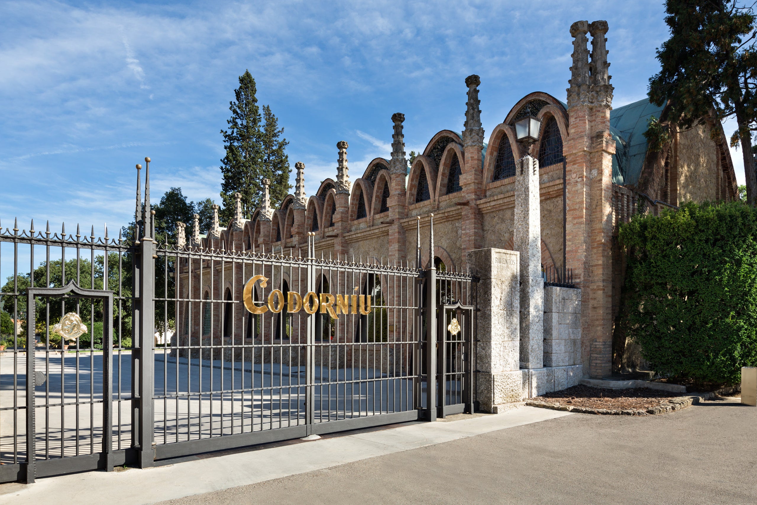Entrada principal a les instal·lacions de Codorníu al Penedès | cedida 