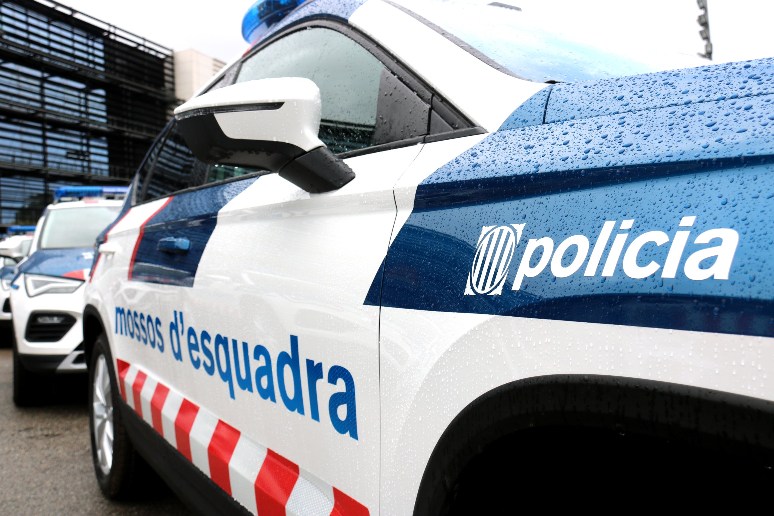Plano de detalle del lateral de uno de los nuevos vehículos de los Mossos d'Esquadra / ACN