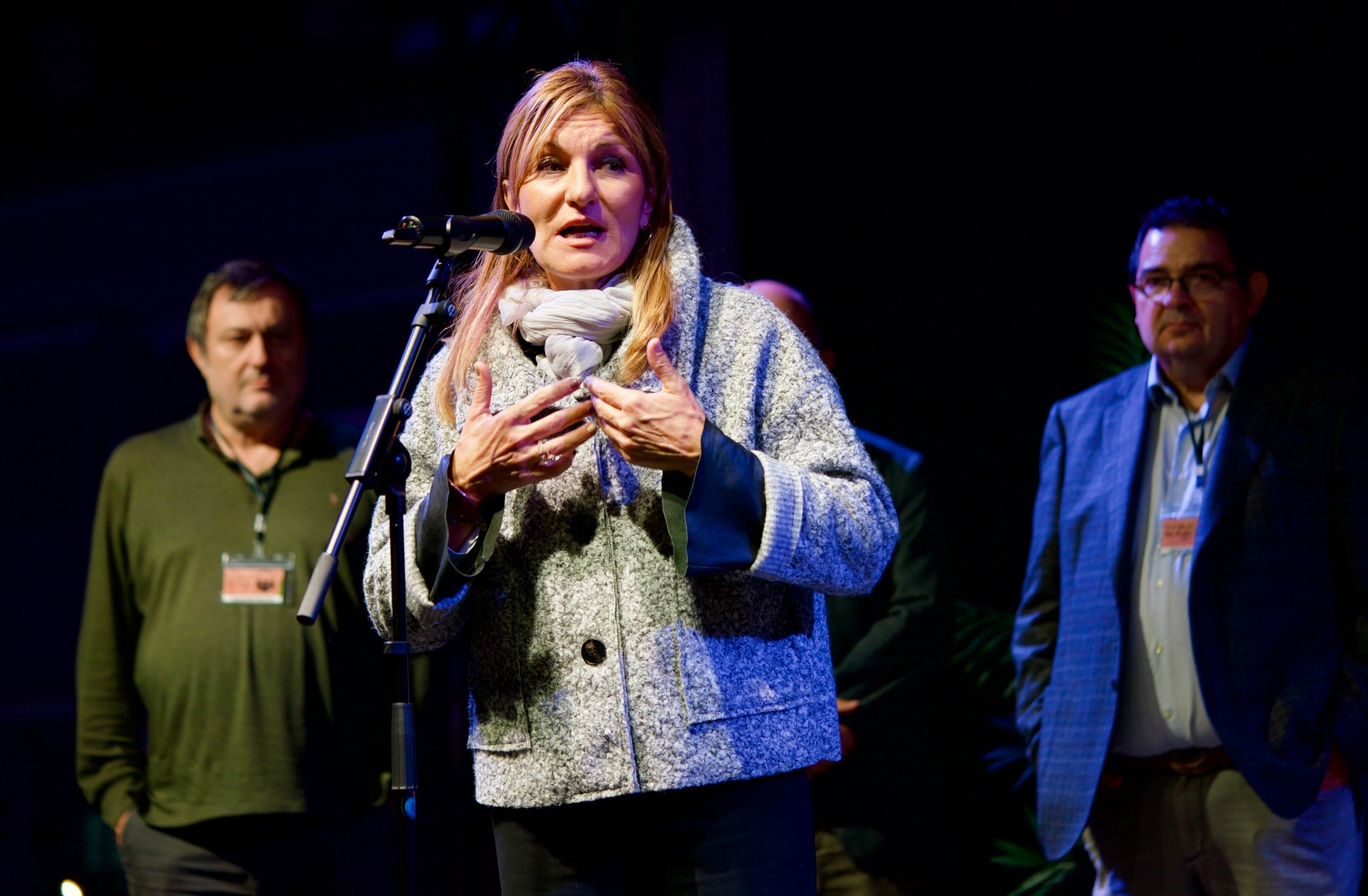 L'alcaldessa de Rubí, Ana Maria Martínez, adreçant-se al públic en la inauguració de la Fira del Vi de Rubí, amb els guardonats als Premis Vinari / Mireia Comas