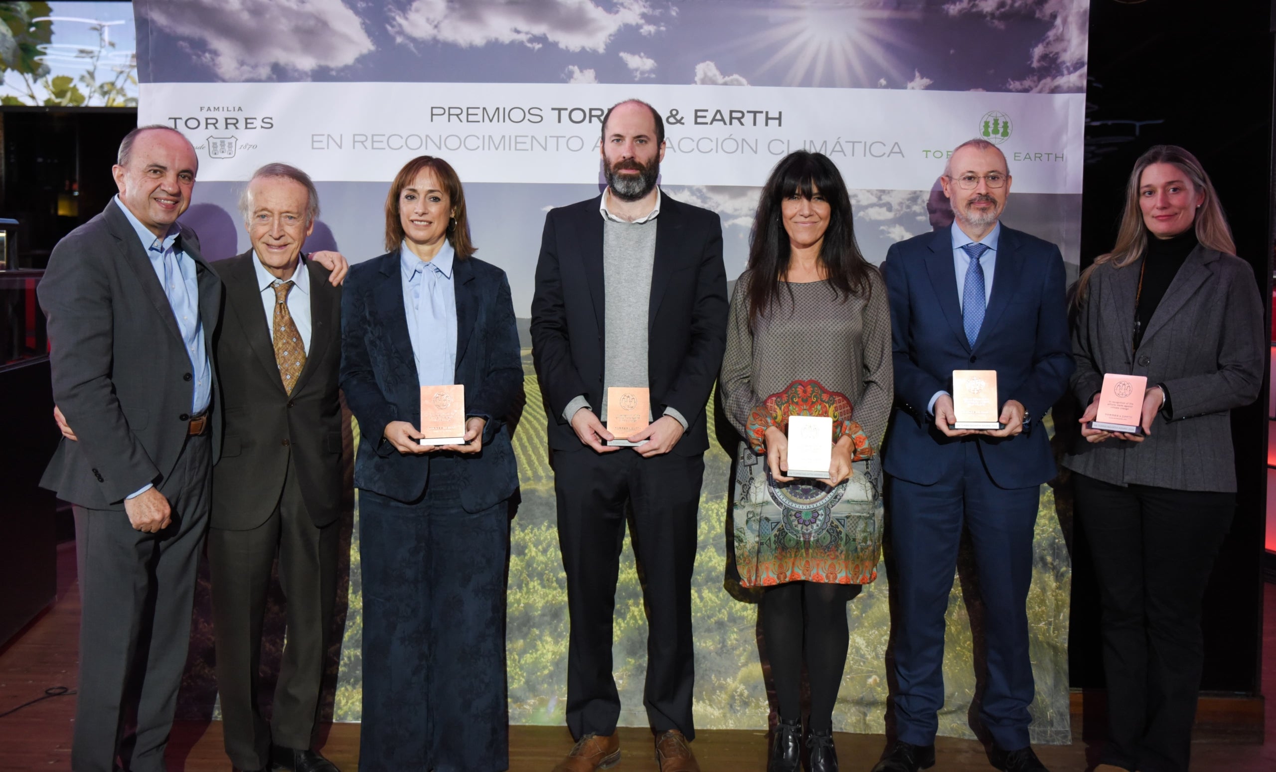 Fotografía de familia de los premiados con el presidente de la Familia Torres, Miguel A. Torres y José Luis Gallego / Torres