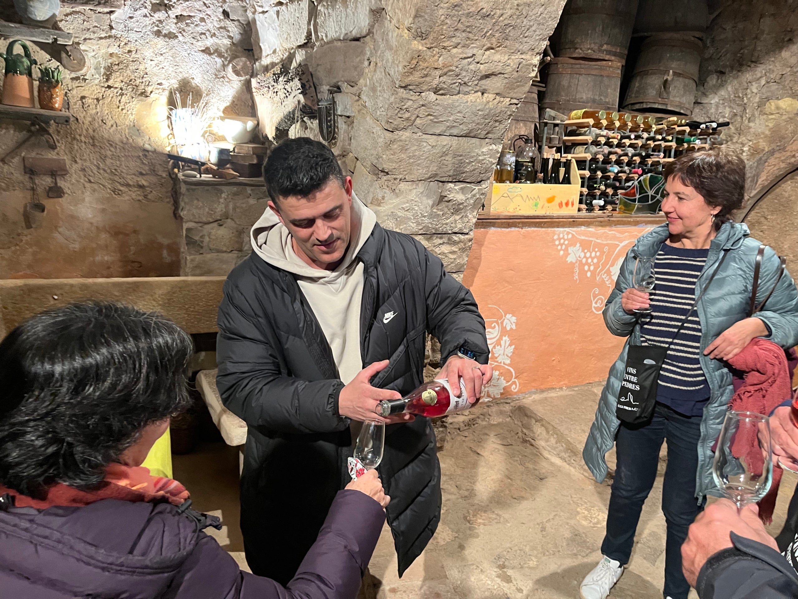 Servint el 3 Setmanes del celler Carviresa, en la ruta 'Vins entre pedres' de Guimerà, a la vall del Corb / S.B.