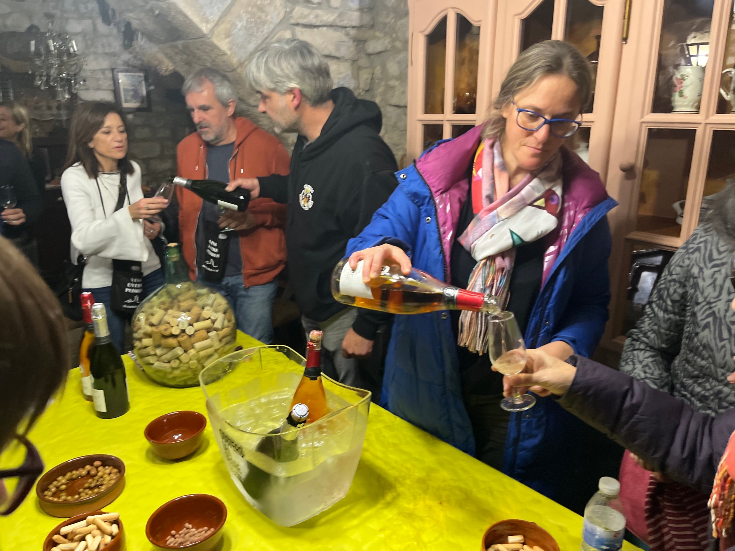 Els responsables del celler Analec, de Nalec, servint els seus escumosos a la ruta 'Vins entre pedres' de Guimerà / S.B.