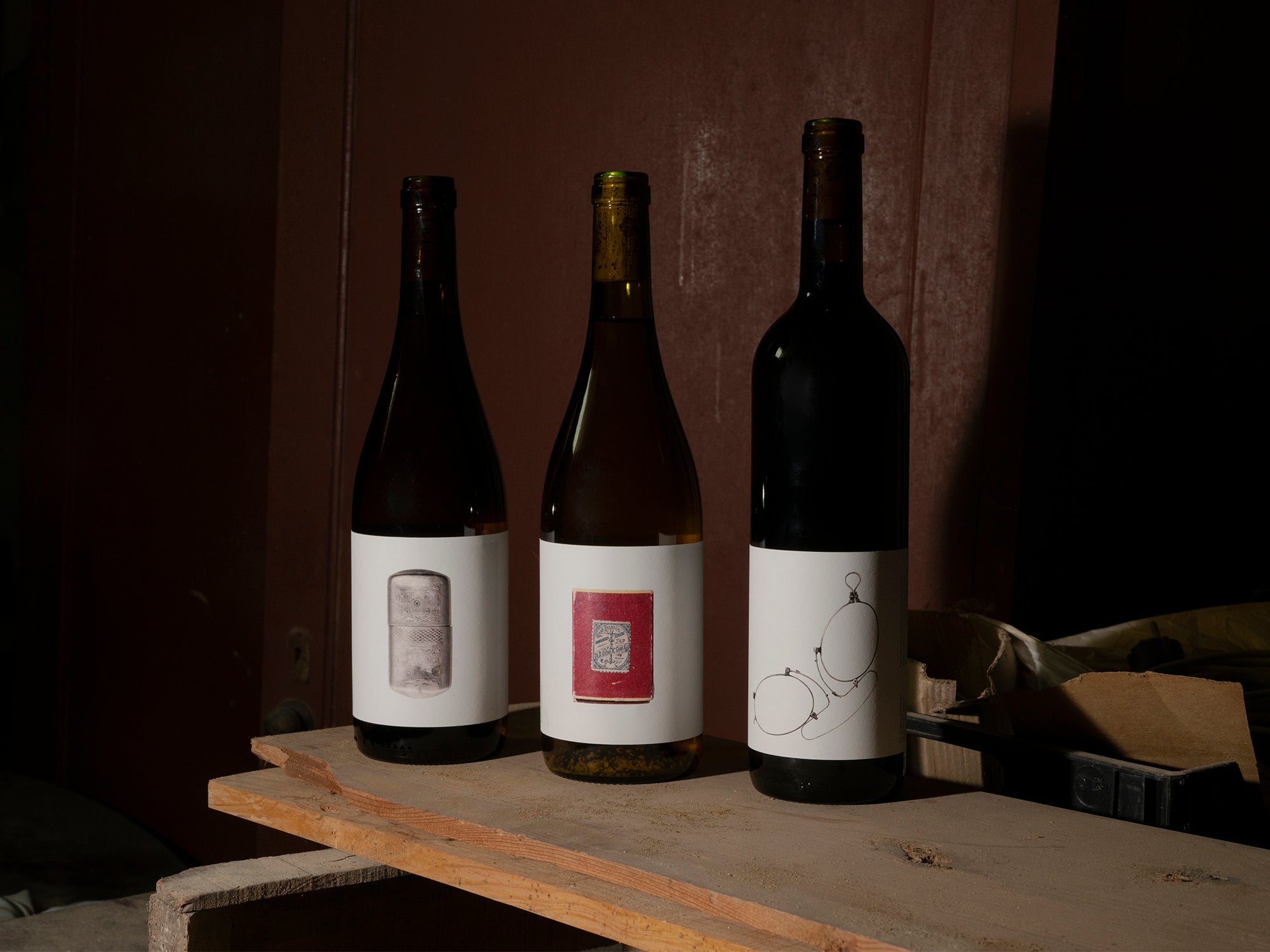 Tres botellas de la bodega Enlaire, con sus etiquetas dedicadas a los objetos / Cedida