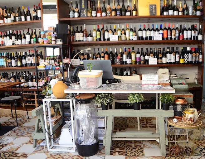Imatge de com era la botiga de Pilar Cerveró, Vins i Més, abans de la DANA / Pàgina Web