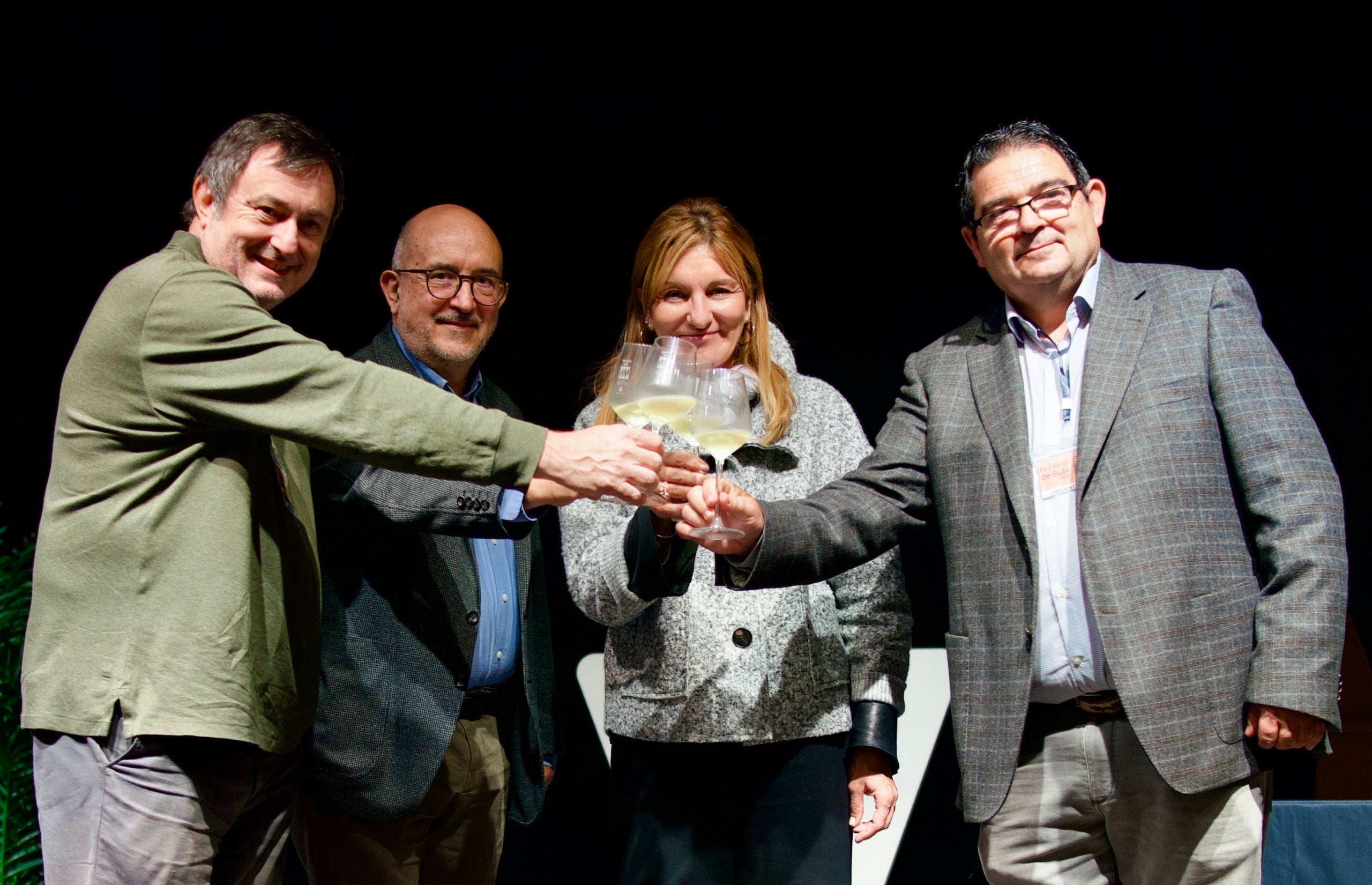 L'alcaldessa de Rubí, Ana Maria Martínez, en la inauguració de la 12a Fira del Vi de Rubí, amb Salvador Cot, Joan Gené Albesa i Ramon Roset / Mireia Comas
