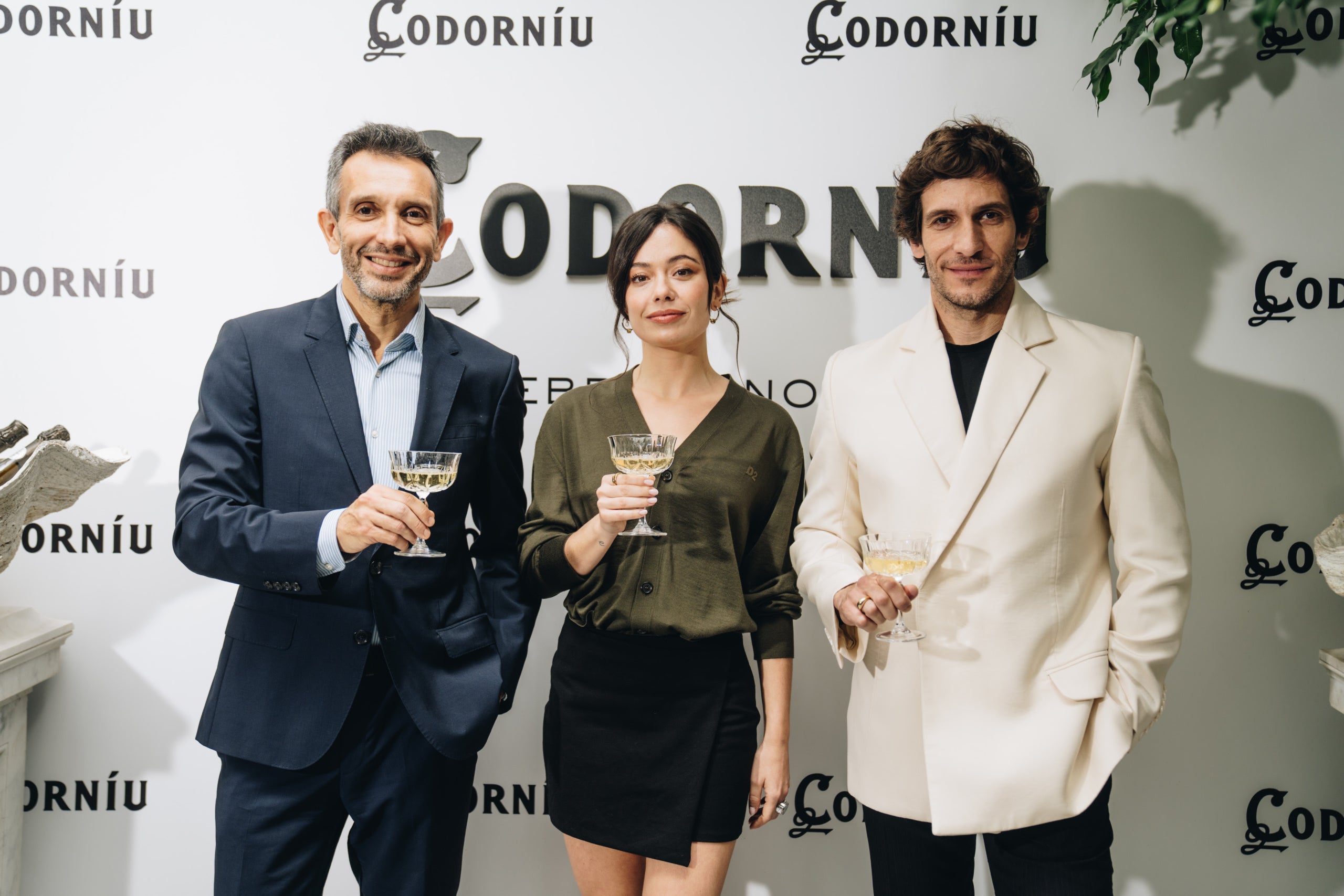 Sergio Fuster, CEO de Raventós Codorníu amb Anna Castillo i Quim Gutiérrez / Cedida