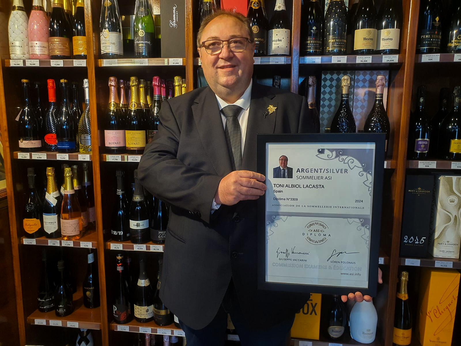 Toni Albiol, gerente de la tienda especializada Enoteca Divins de Martorell / Cedida