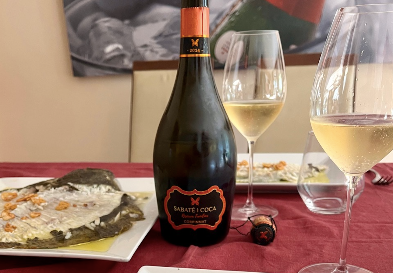 Imatge del Sabaté i Coca Reserva Familiar 2014 i un plat de Turbot a l’estil Orio / Cedida
