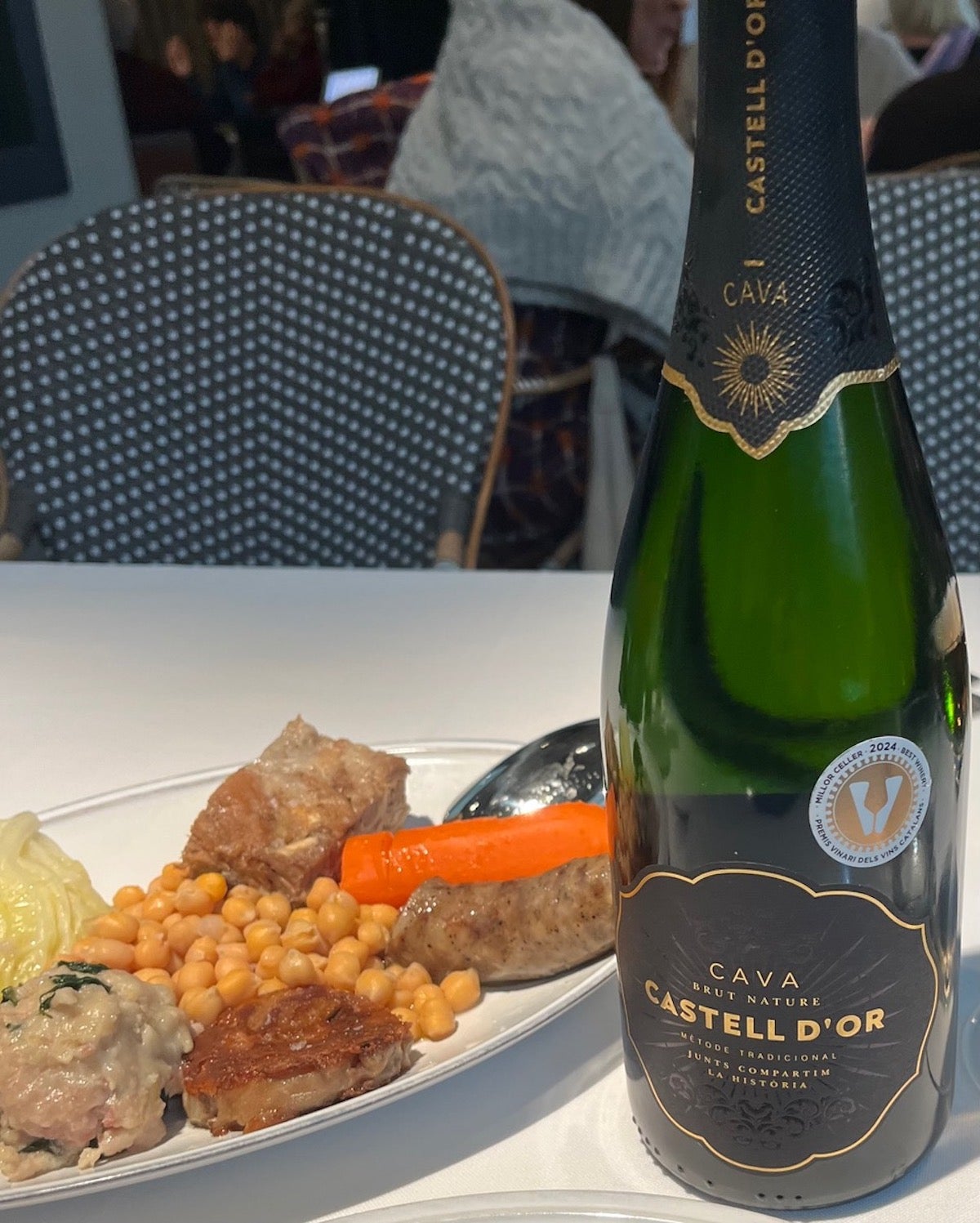 Imatge d'un cava de Castell d'Or al costat de la carn d'olla / Cedida