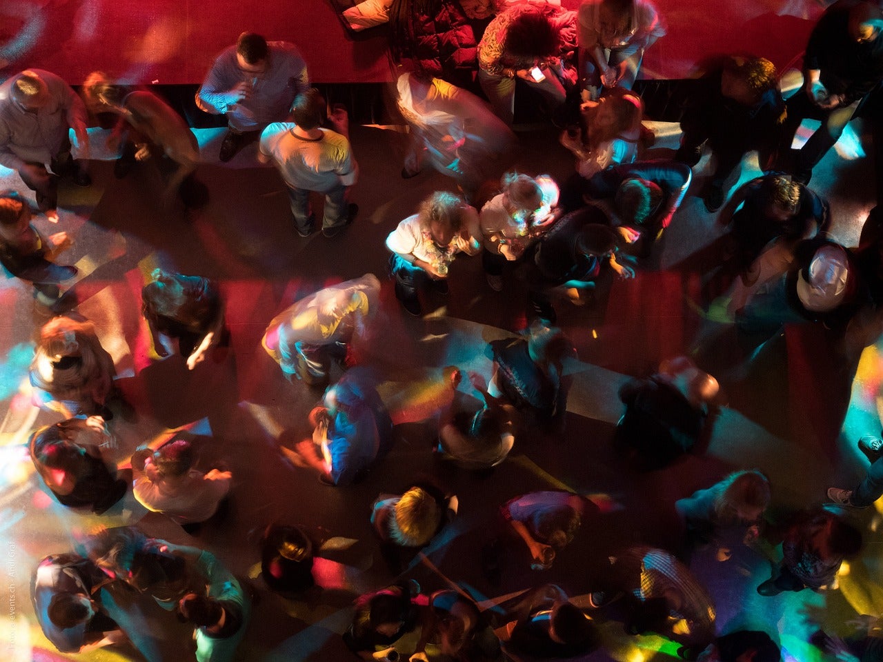 Personas bailando dentro de una discoteca / Pixabay