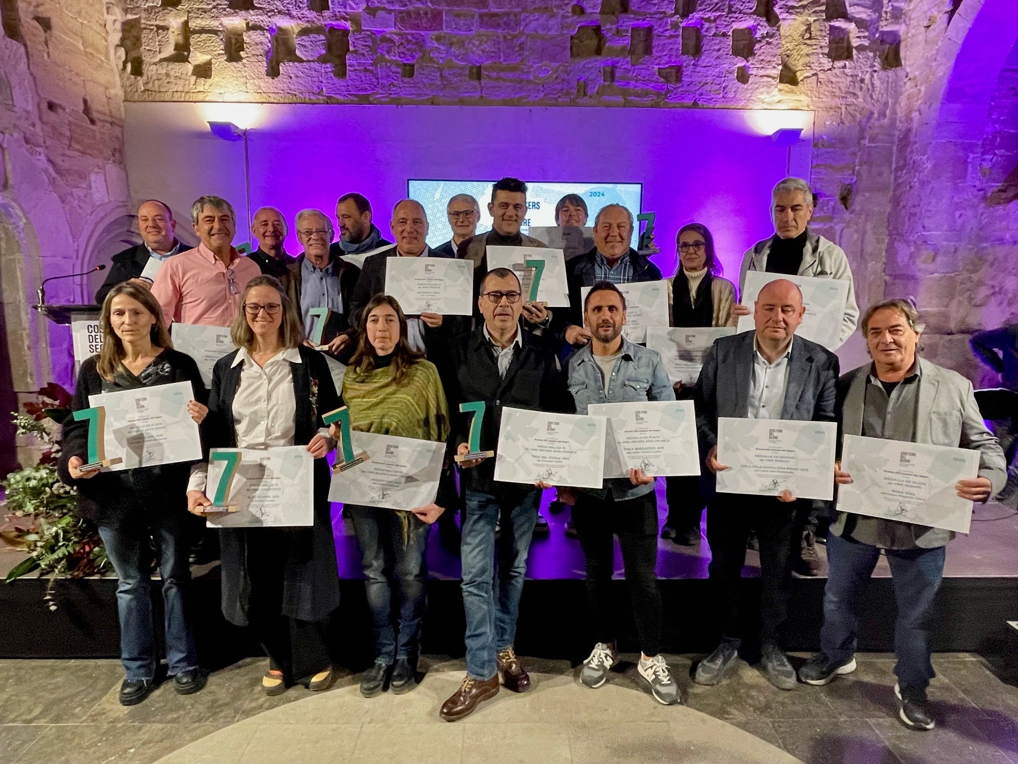 Fotografia grupal de tots els guanyadors del concurs de vins de la DO Costers del Segre 2024 / cedida