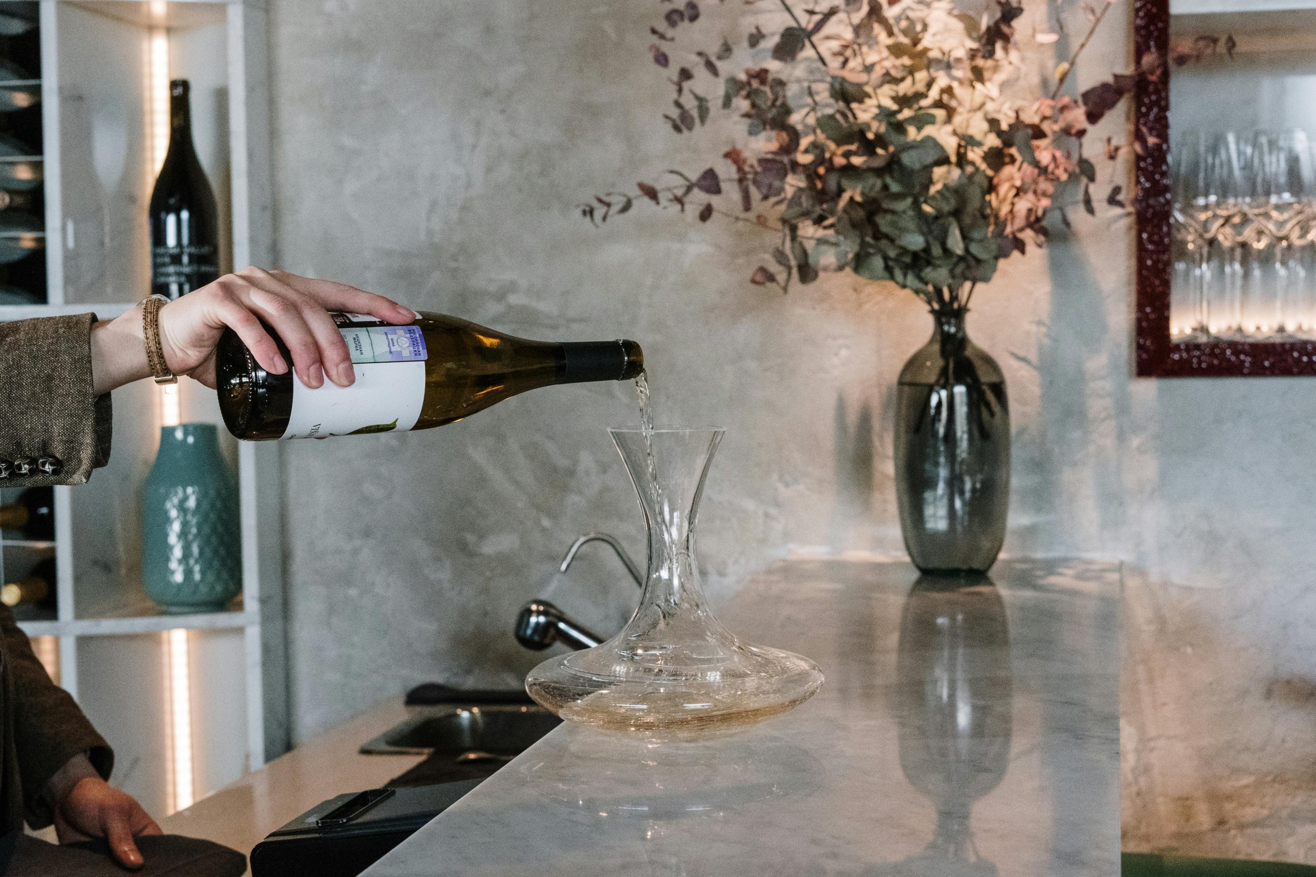 Un sommelier servint un vi / Pexels