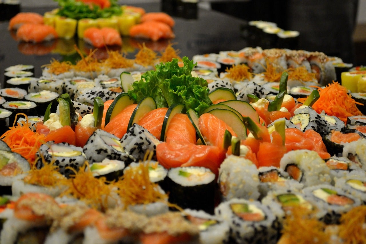 Imatge d'un gran plat de sushi / Pixabay