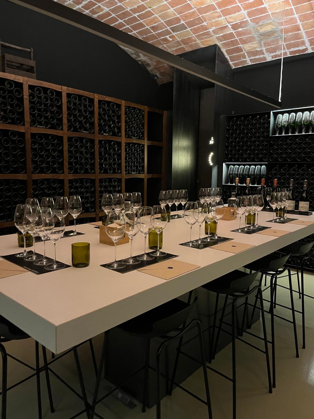 Imatge de la taula de tast de l'Enoteca Familiar de Llopart / J.C.