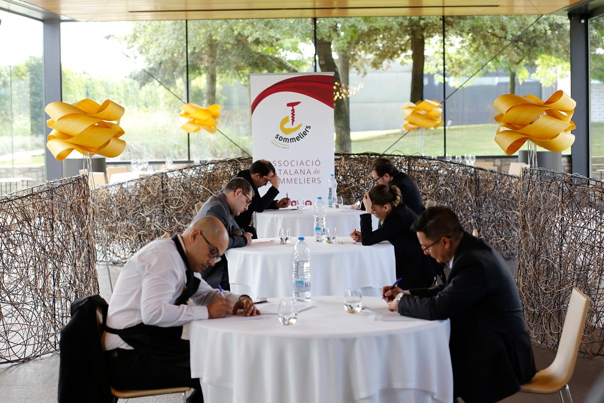 Imatge de l'examen per convertir-se en el Millor Sommelier de Catalunya 2024 / Cedida (ACS)
