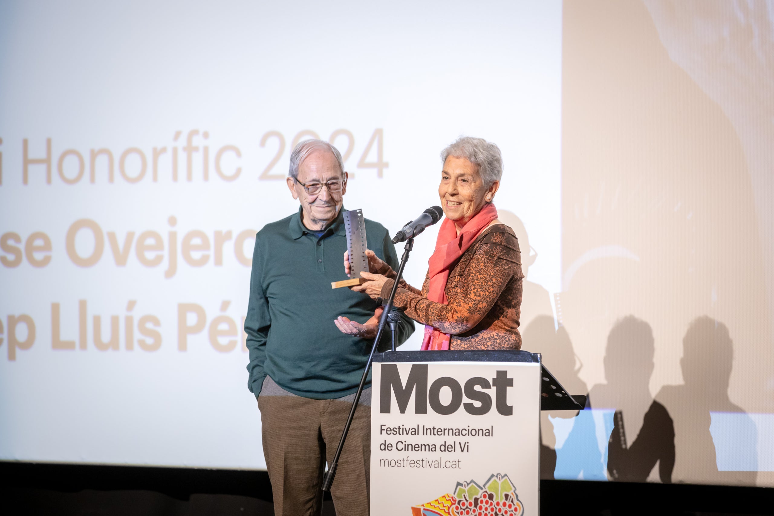 Montse Ovejero i Josep Lluís Pérez, propietaris de Mas Martinet, recullen el premi honorífic del Most Festival 2024 / Most Festival