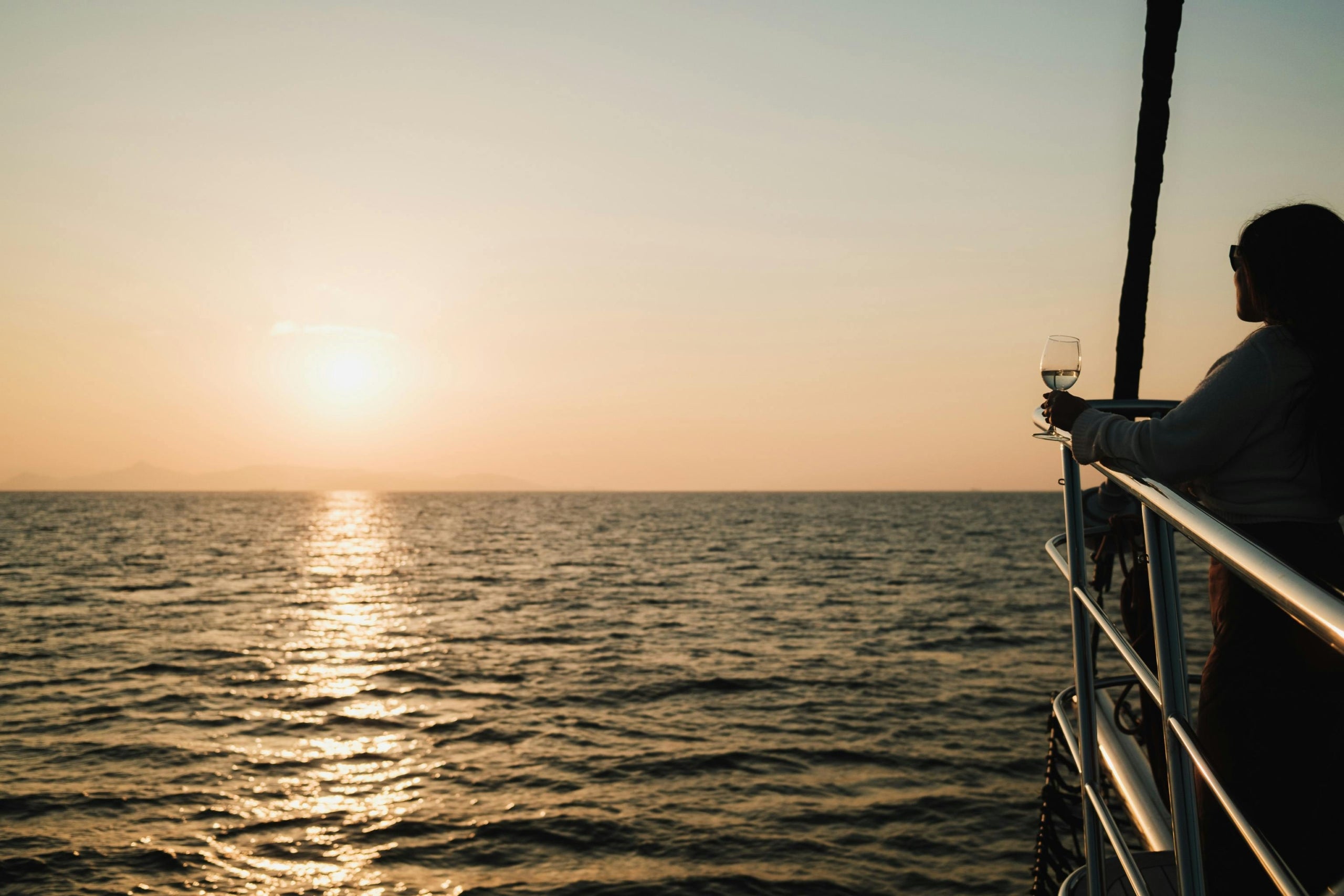 Imagen de una persona observando el mar / Pexels
